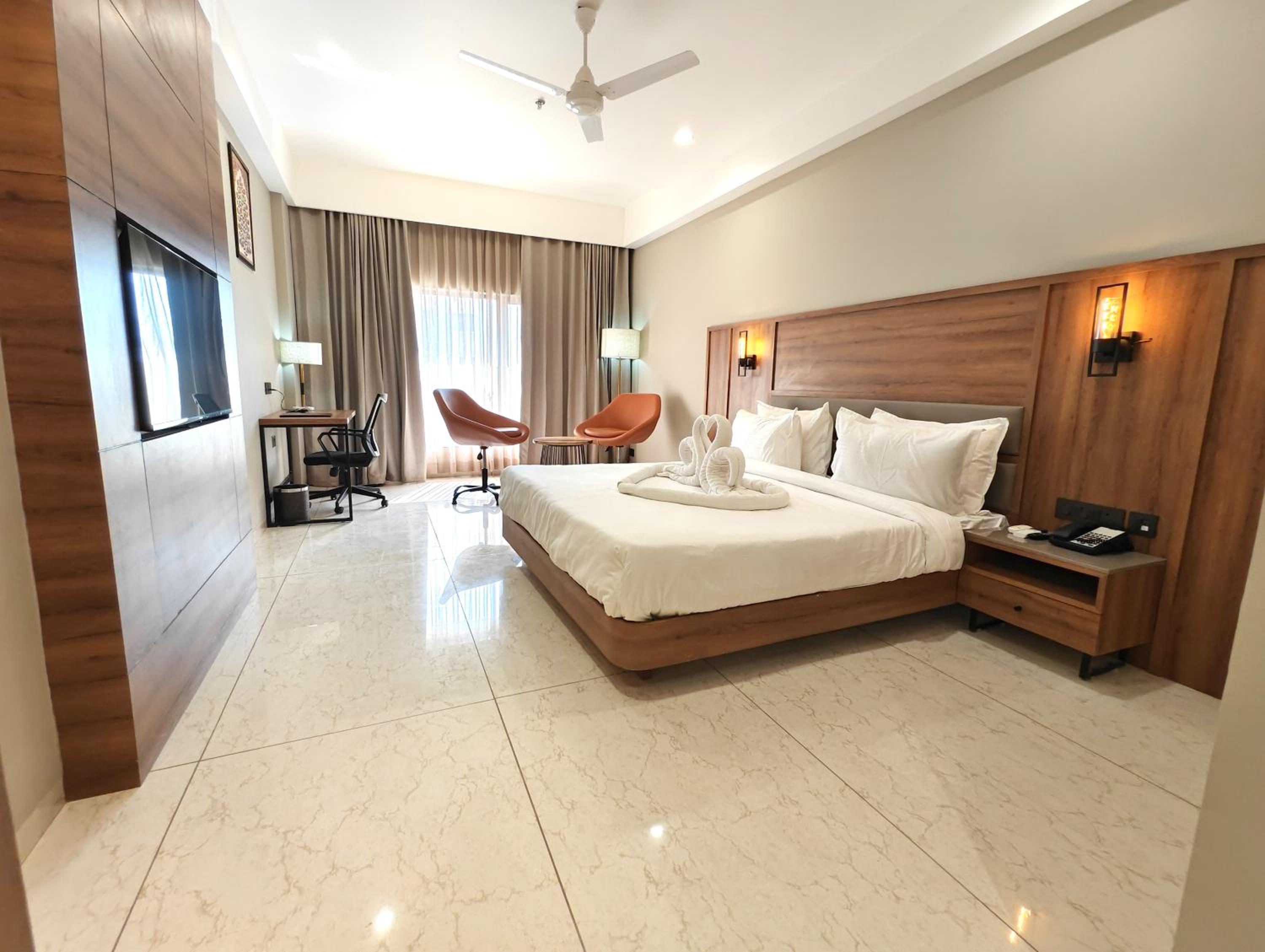 Deluxe King Room - Photo 2