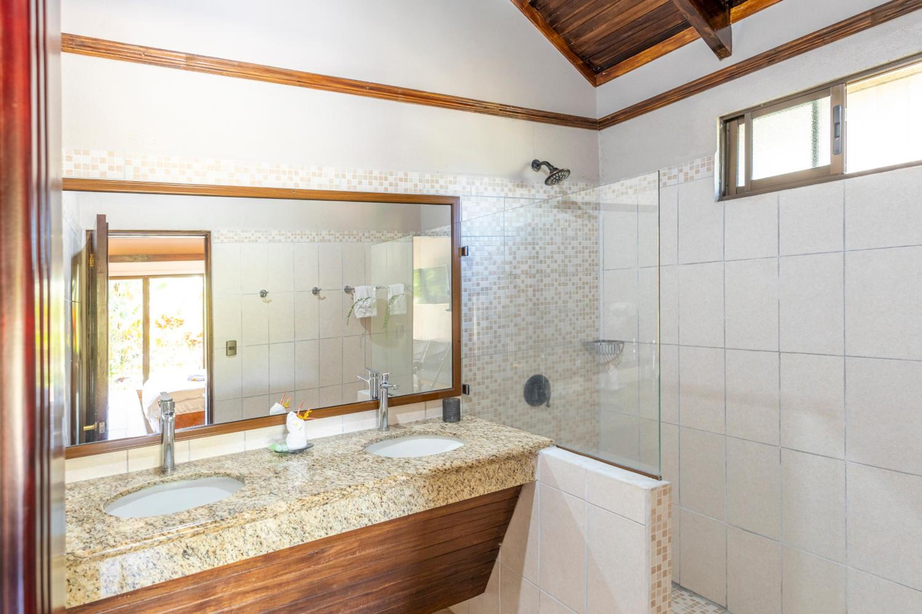 Superior Bungalow - Photo 2