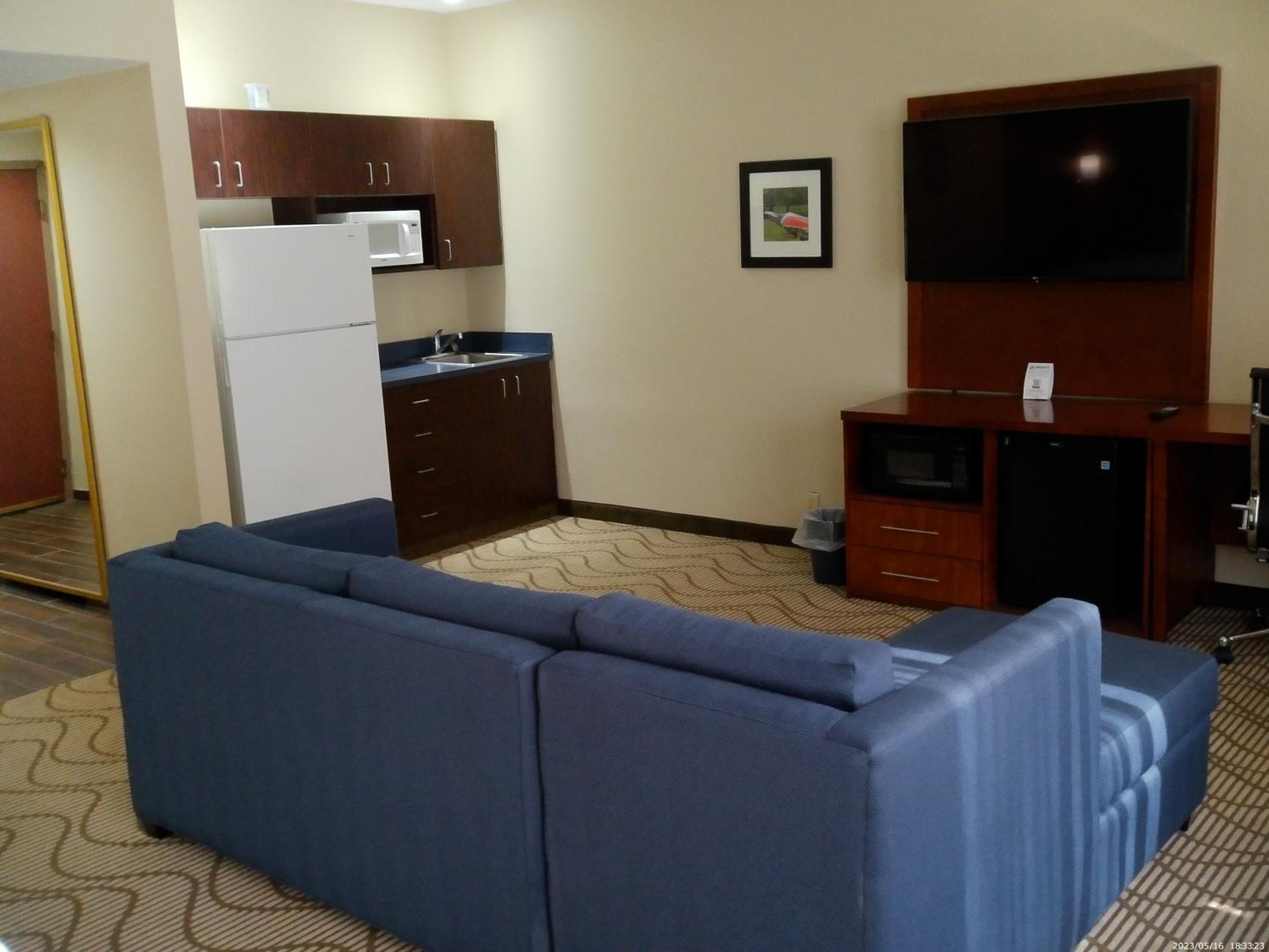 King Suite - Non-Smoking - Photo 4