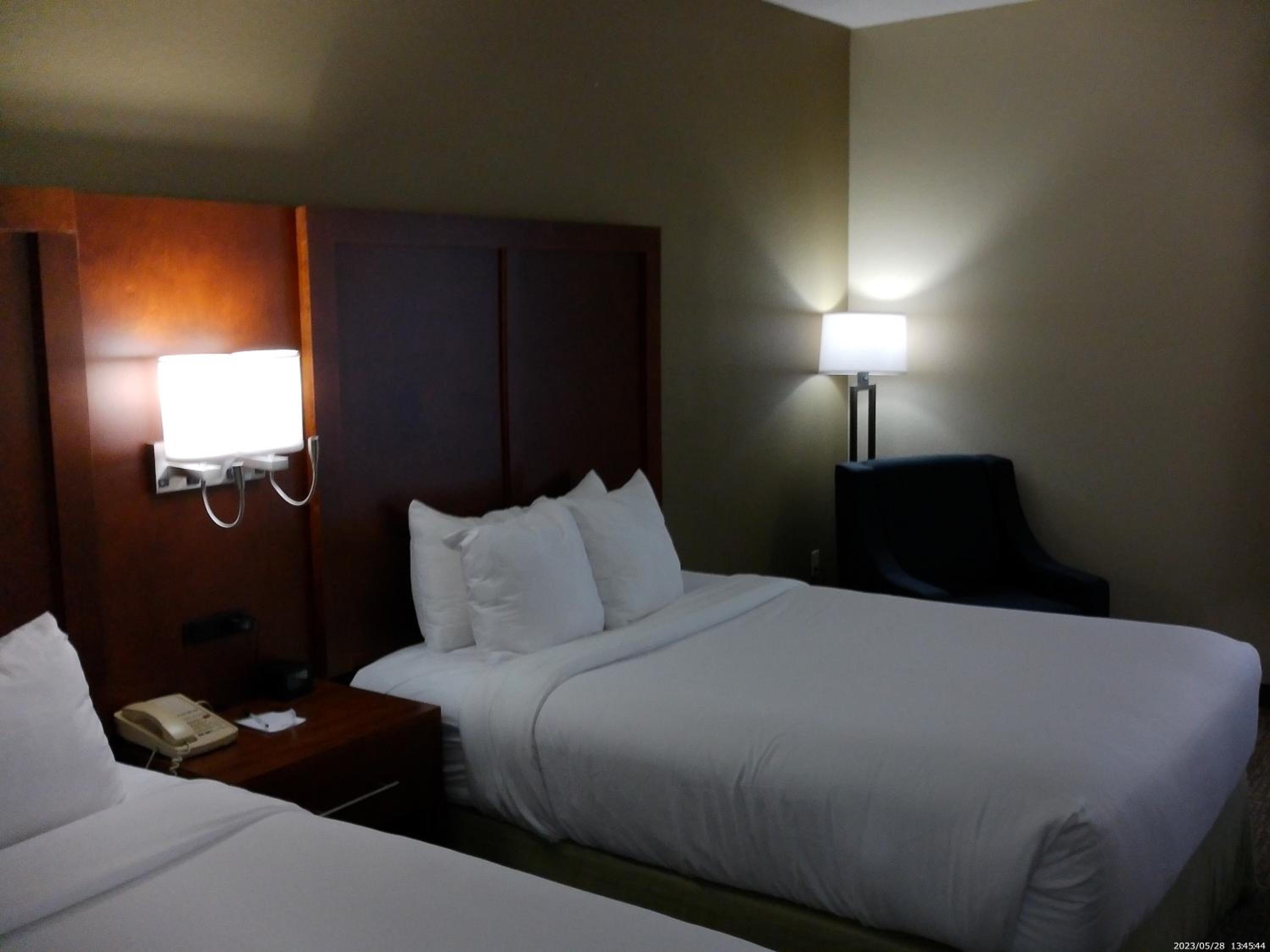 Queen Room with Two Queen Beds - Non-Smoking - Photo 5