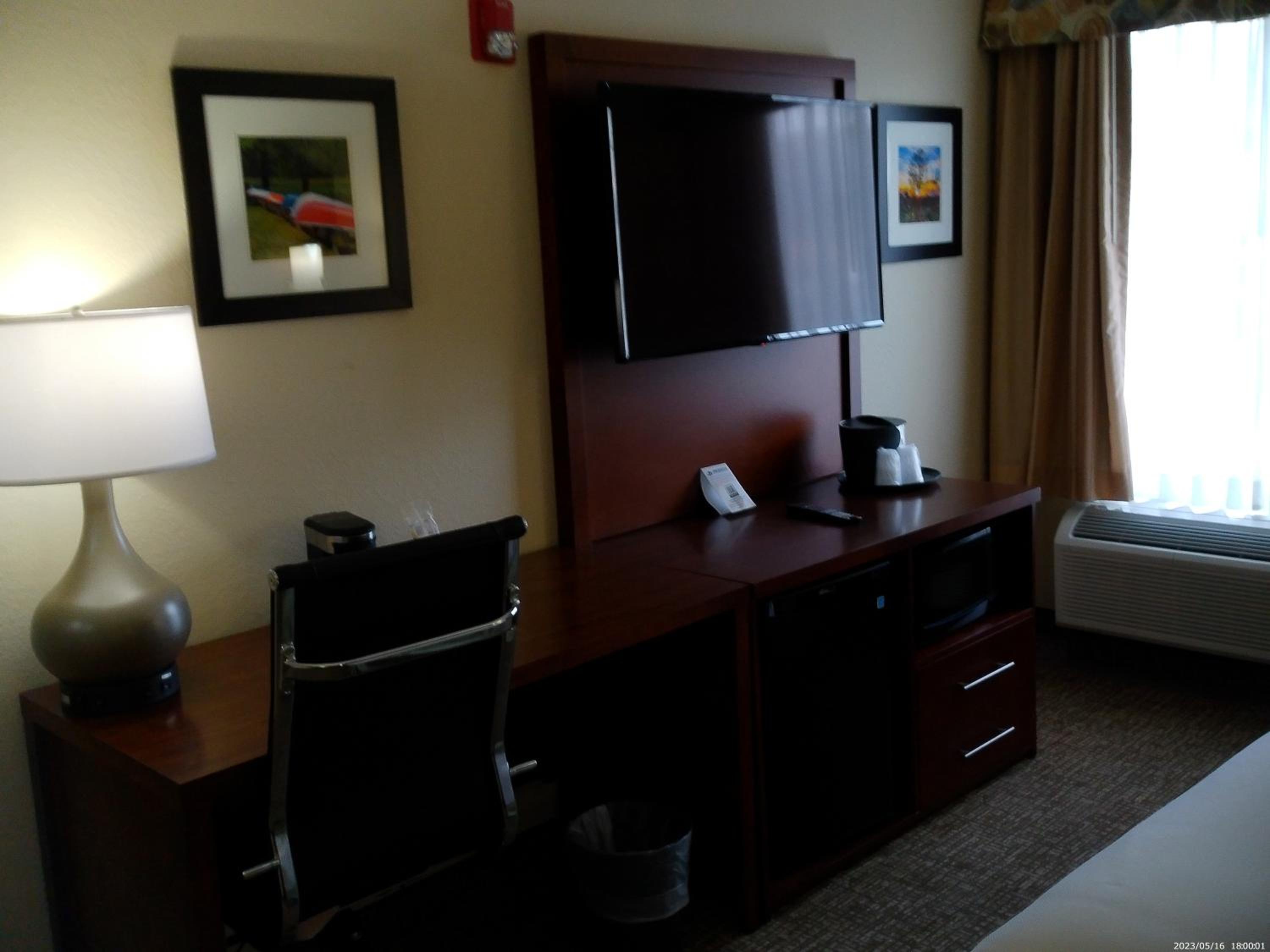 King Room with Tub and Grab Bars - Mobility/Hearing Accessible - Non-Smoking - Photo 5