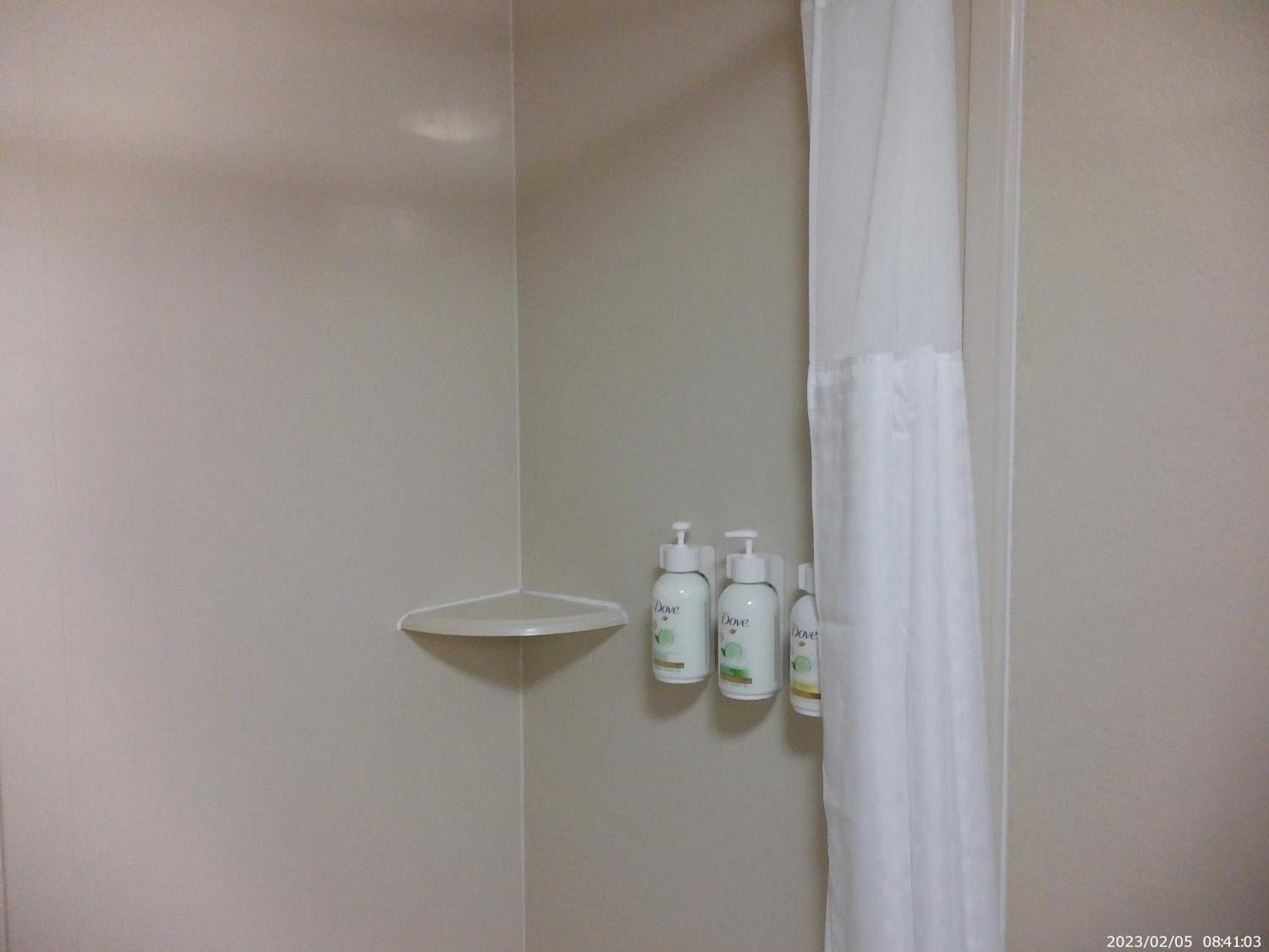 King Room with Tub and Grab Bars - Mobility/Hearing Accessible - Non-Smoking - Photo 3