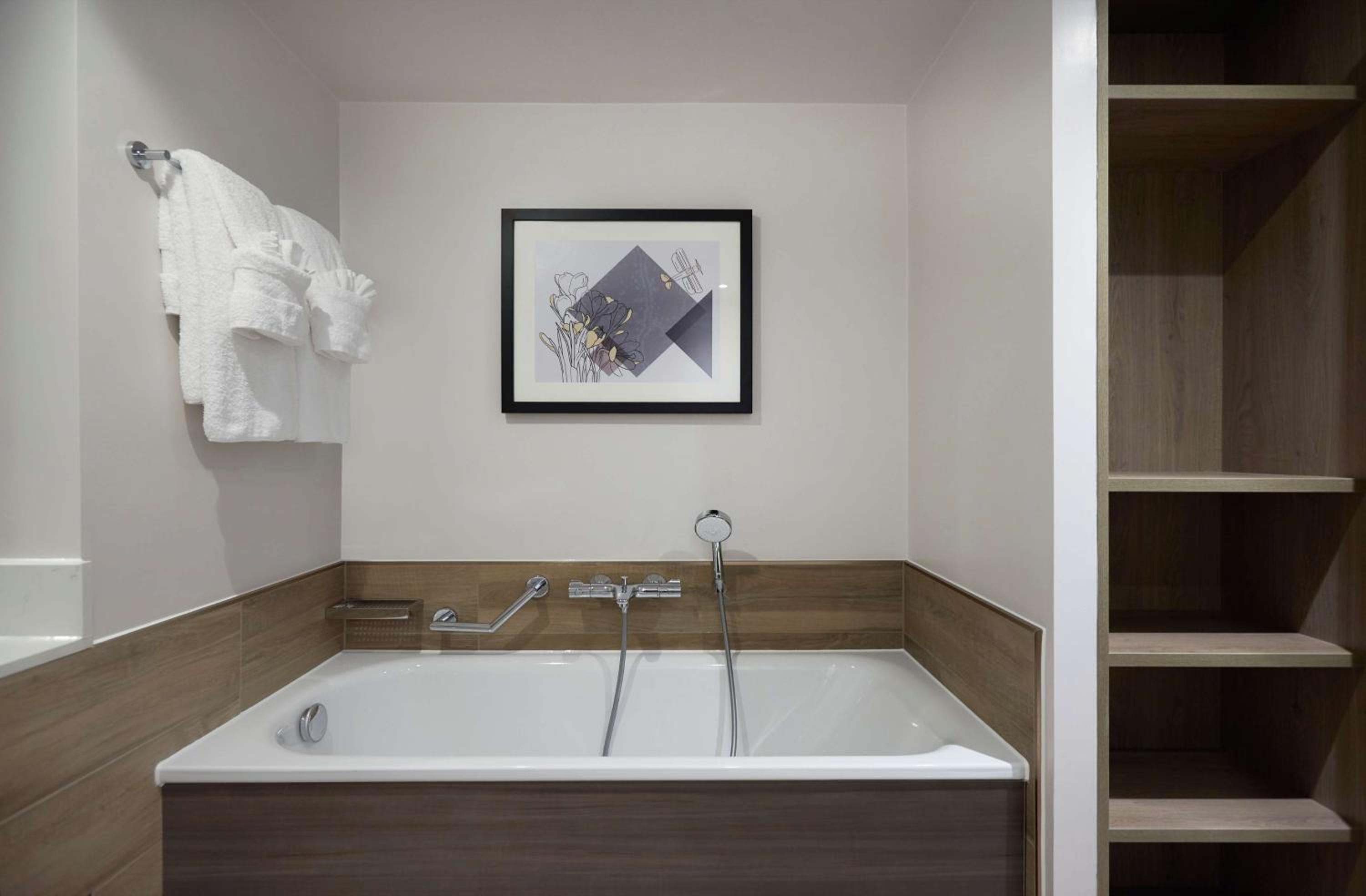 Deluxe Room with Hilton Private Wellness Area - Photo 7