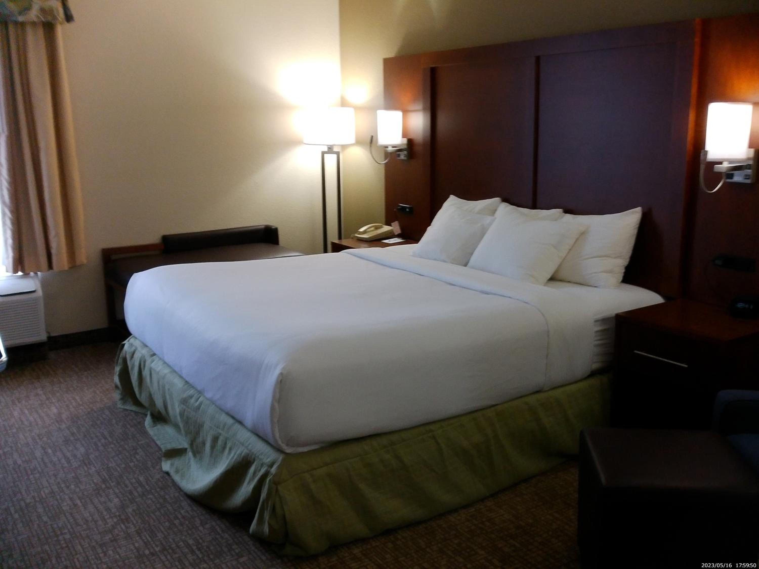 King Room with Tub and Grab Bars - Mobility/Hearing Accessible - Non-Smoking - Photo 1