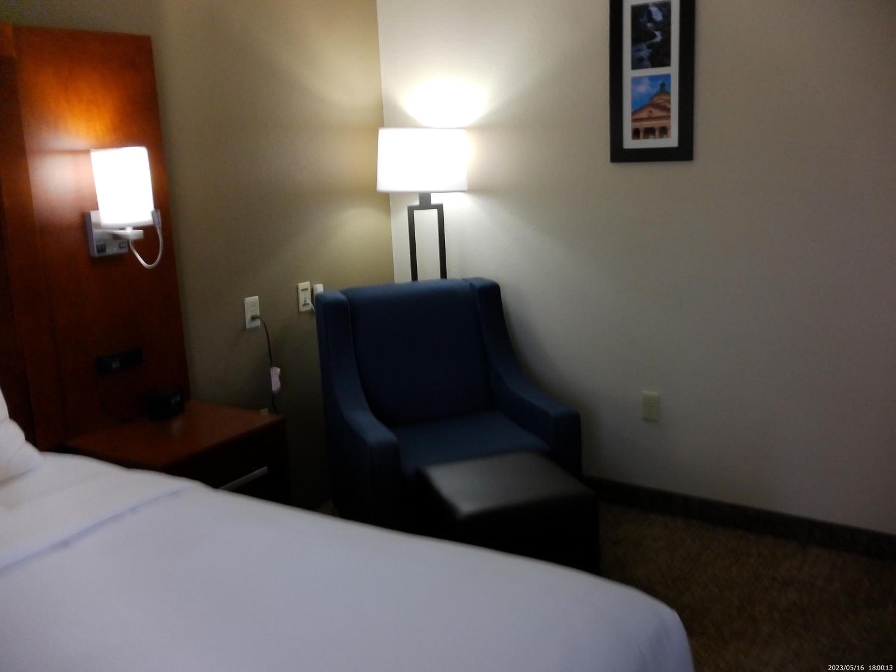King Room with Mobility/Hearing Access and Roll-In Shower, Non-Smoking - Photo 4
