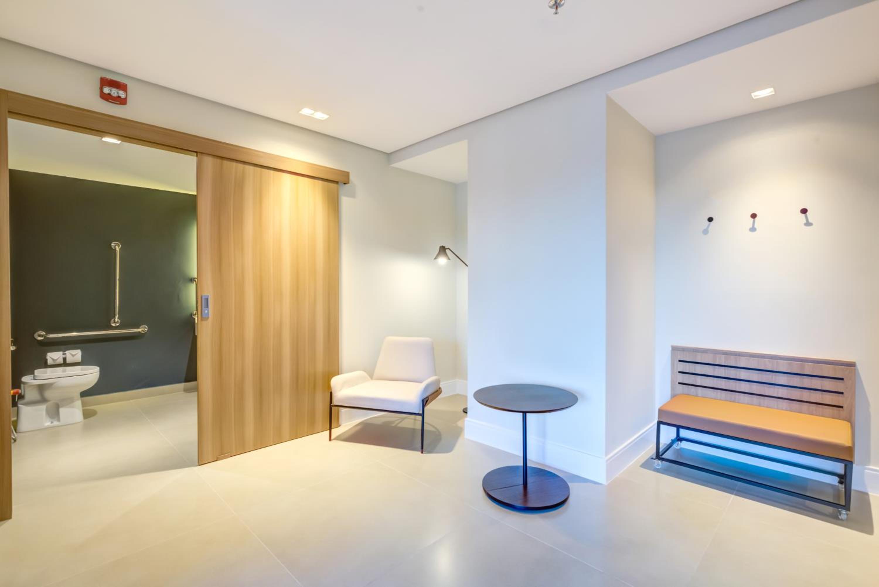 Queen Room - Disability Access - Photo 6