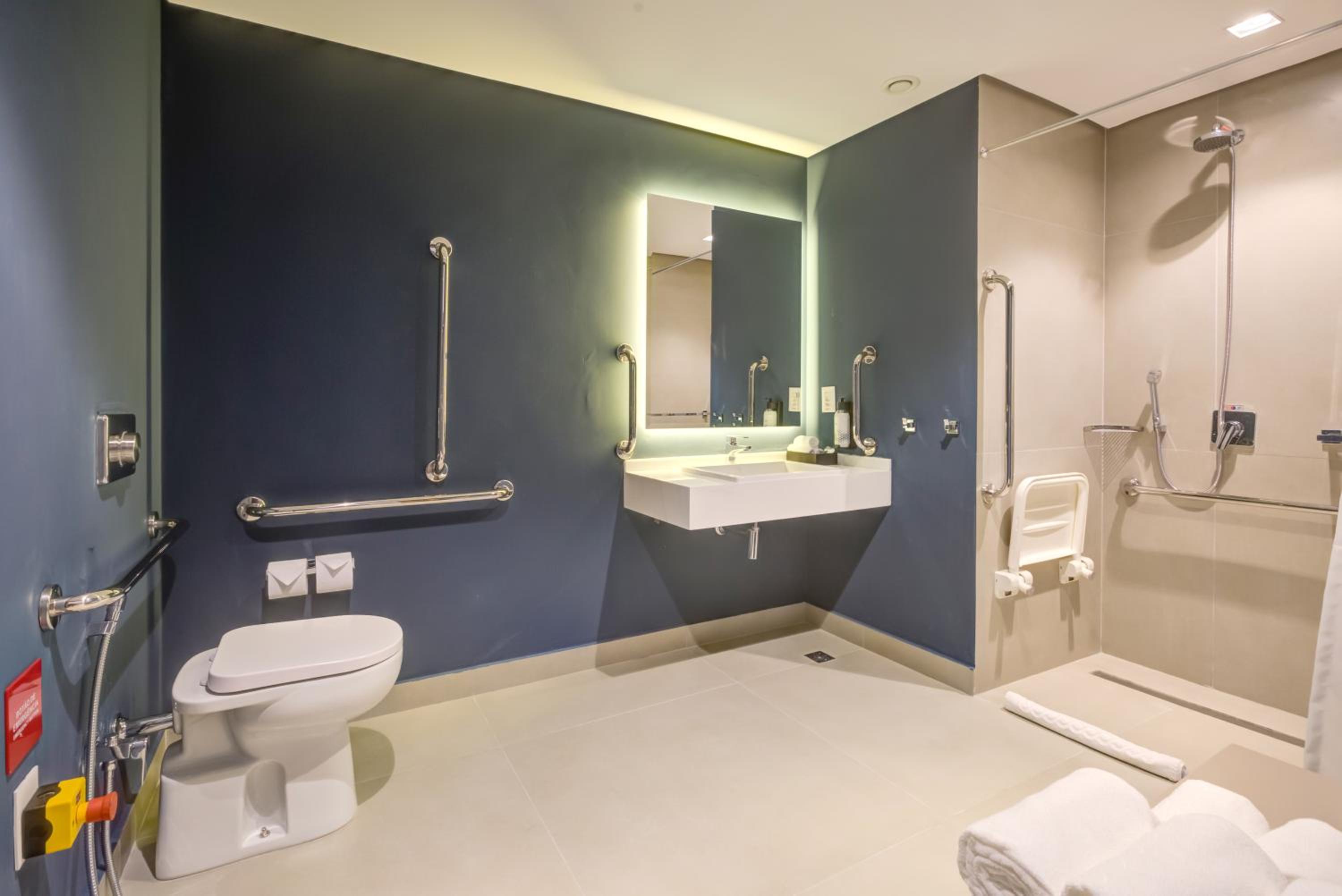 Queen Room - Disability Access - Photo 7