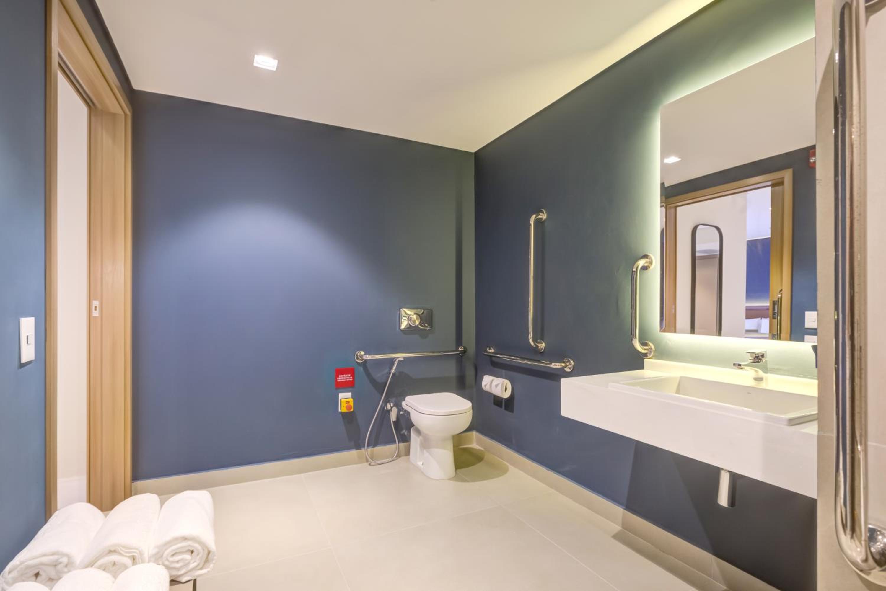 Queen Room - Disability Access - Photo 5
