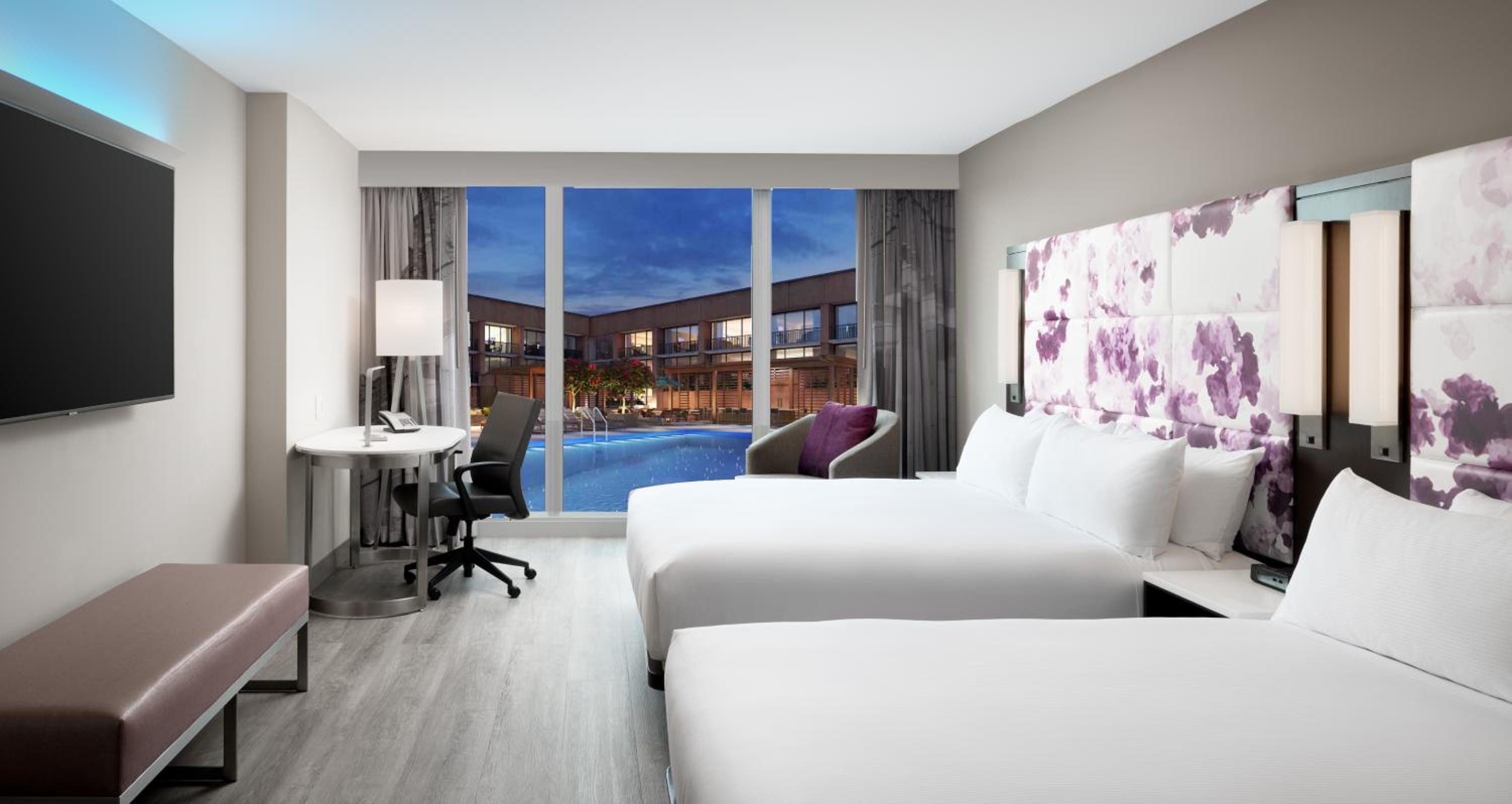 Deluxe King Room with Two King Beds and Pool View - Photo 7