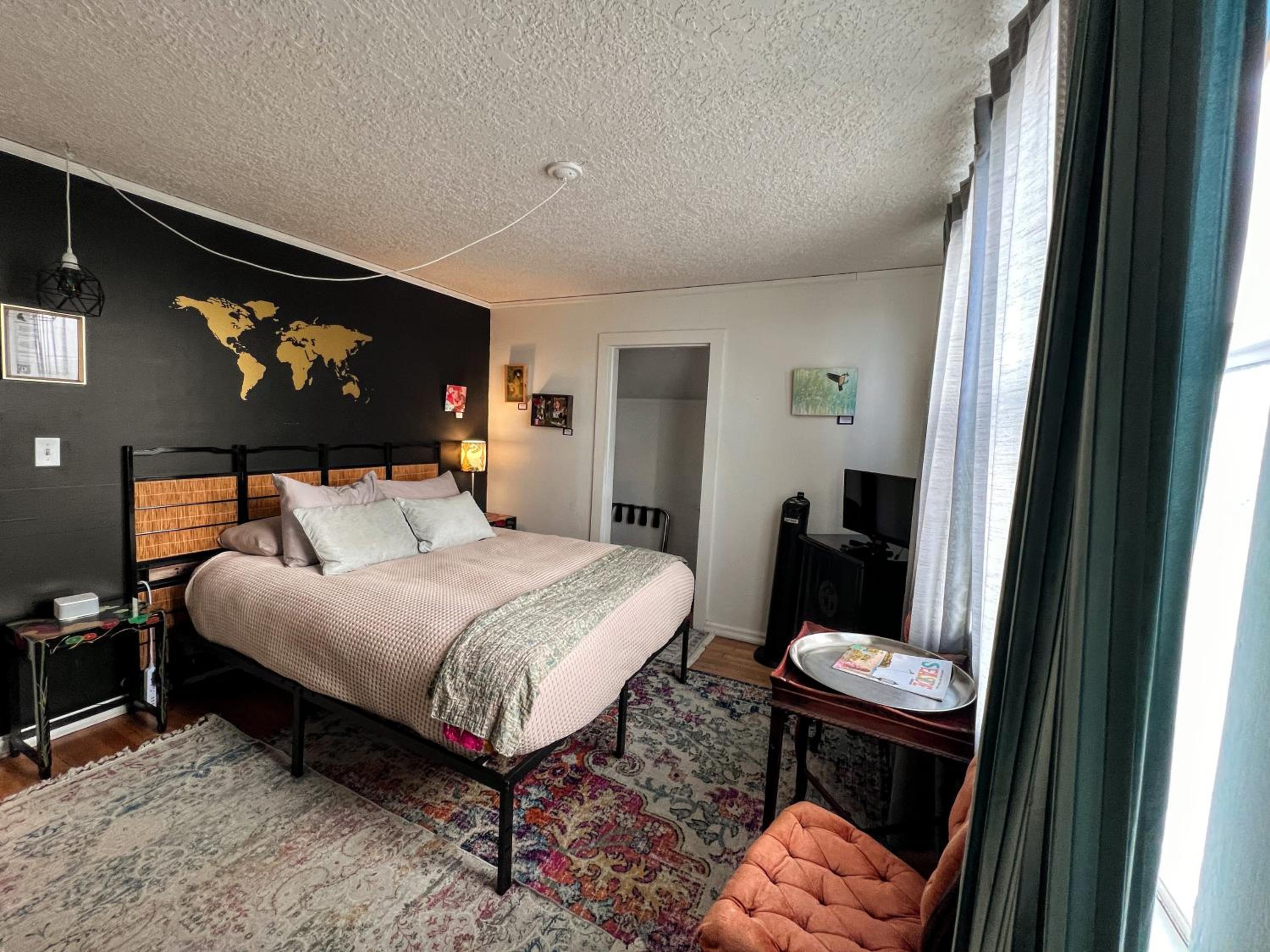 Deluxe Queen Suite photo 3