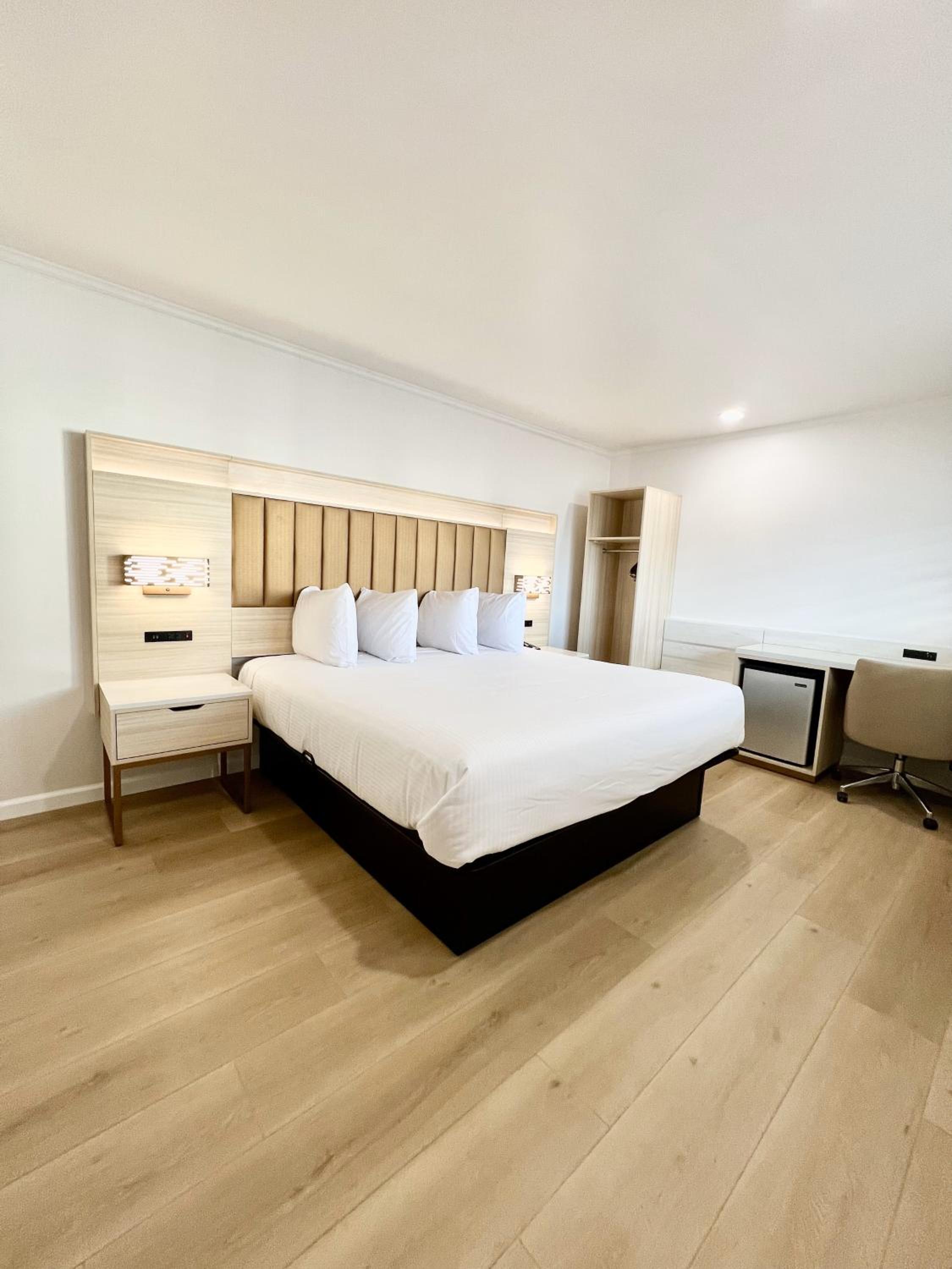 Deluxe King Room - Non-Smoking - Photo 1