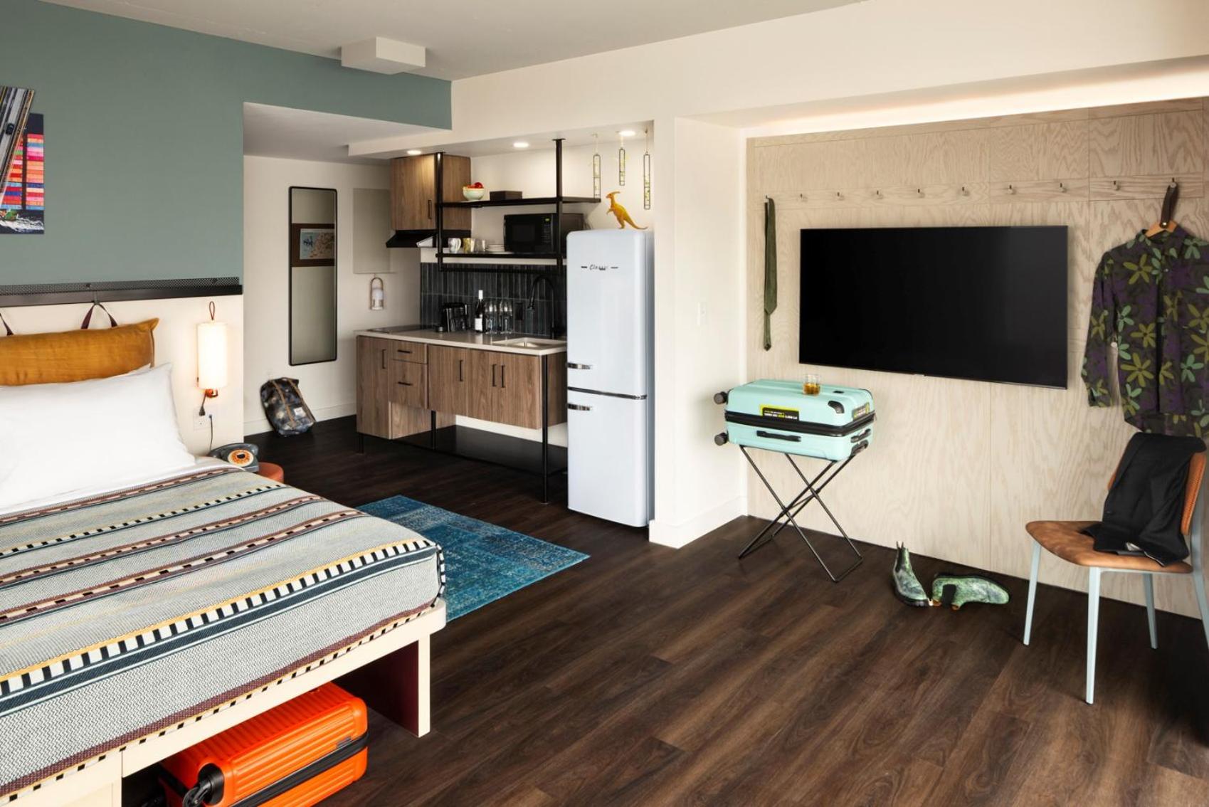 Large Corner King Studio with Partial City View