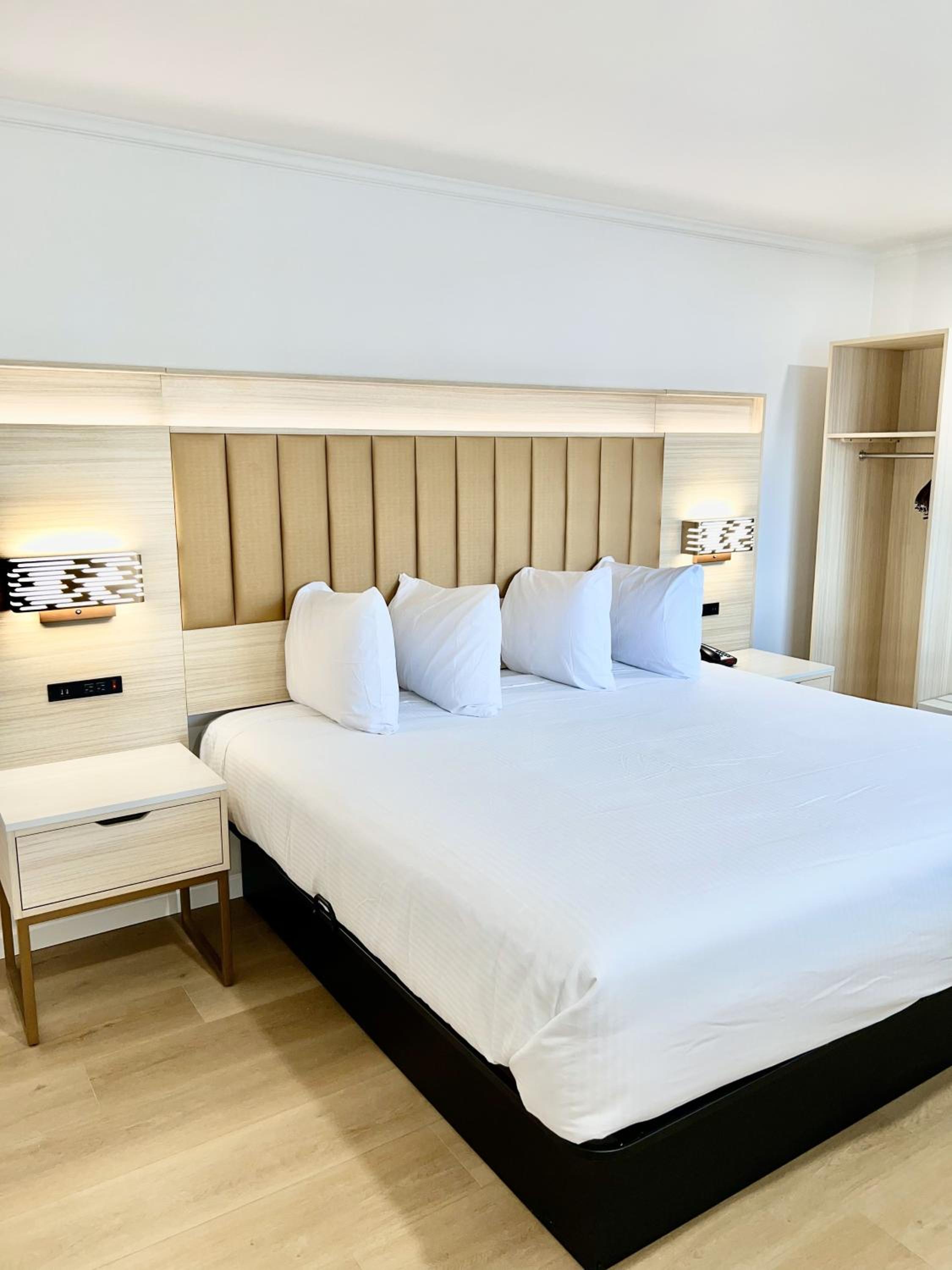 Deluxe King Room - Non-Smoking - Photo 3