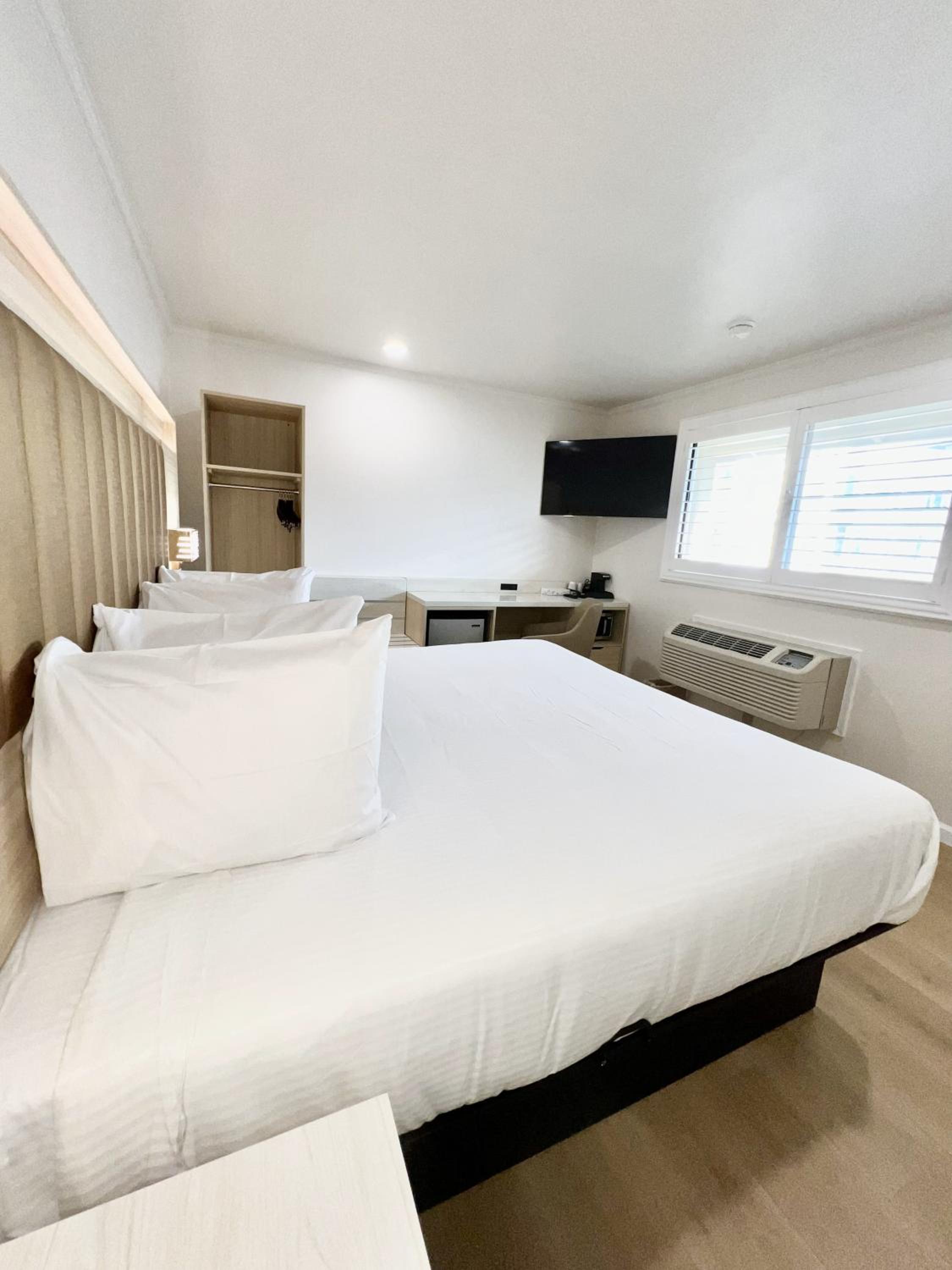 Deluxe King Room - Non-Smoking - Photo 2