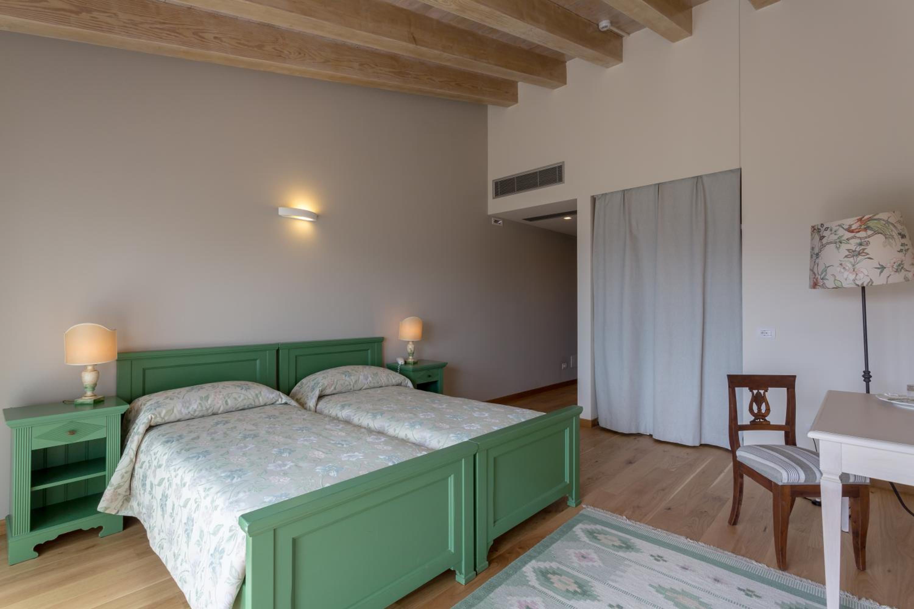 Twin Room with Balcony - Photo 6