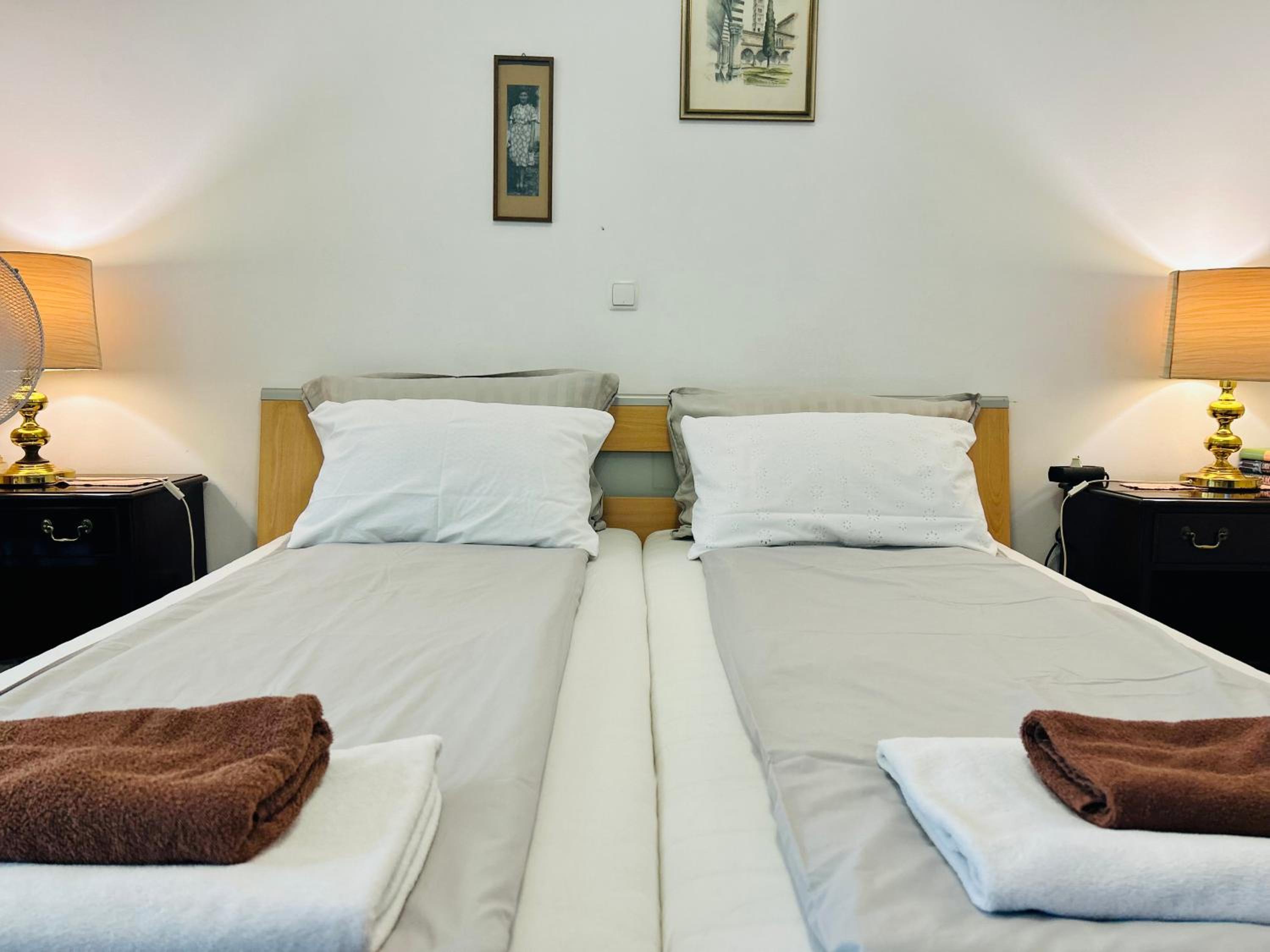Double Room with Balcony - Photo 18