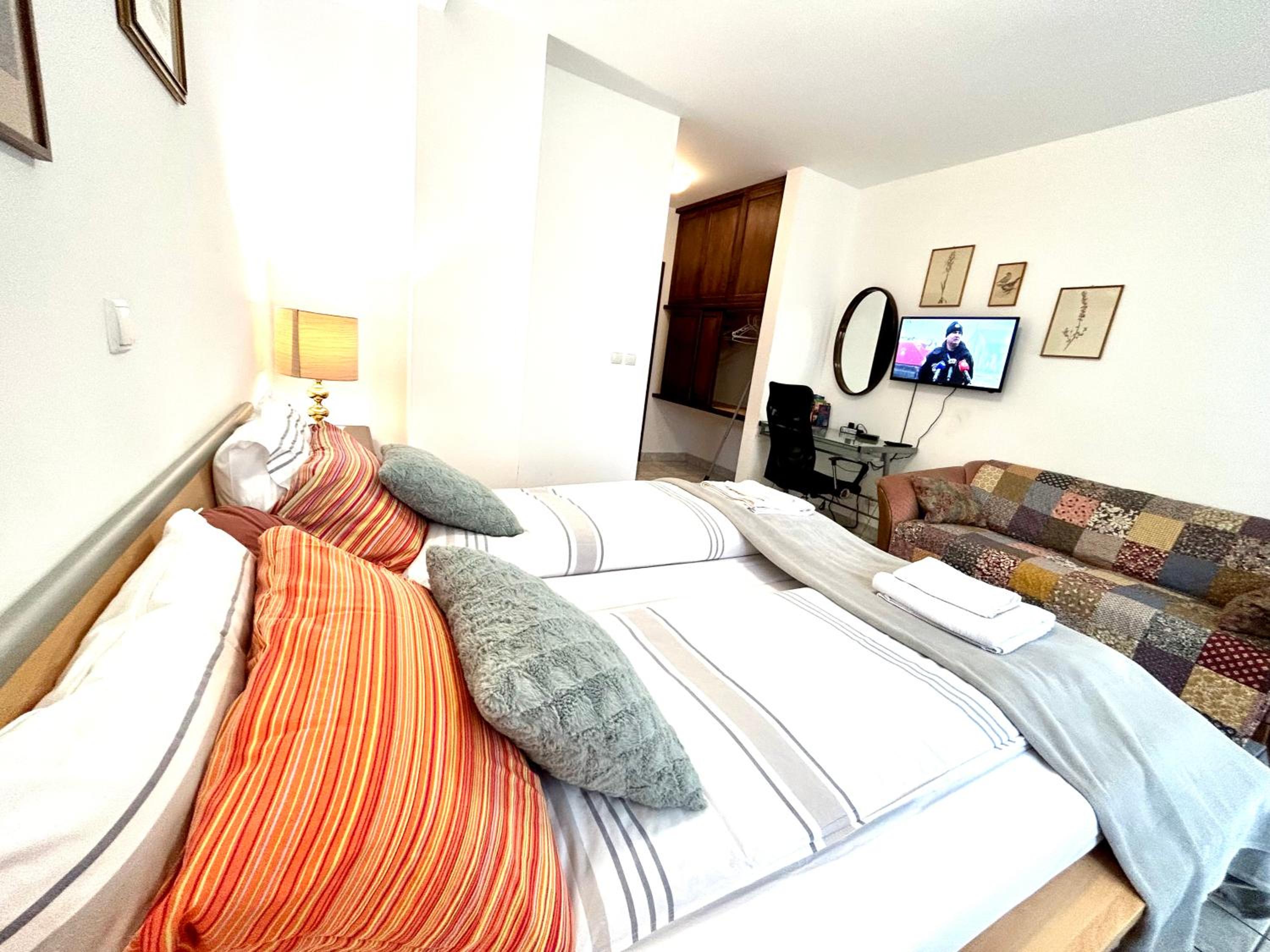 Double Room with Balcony - Photo 19