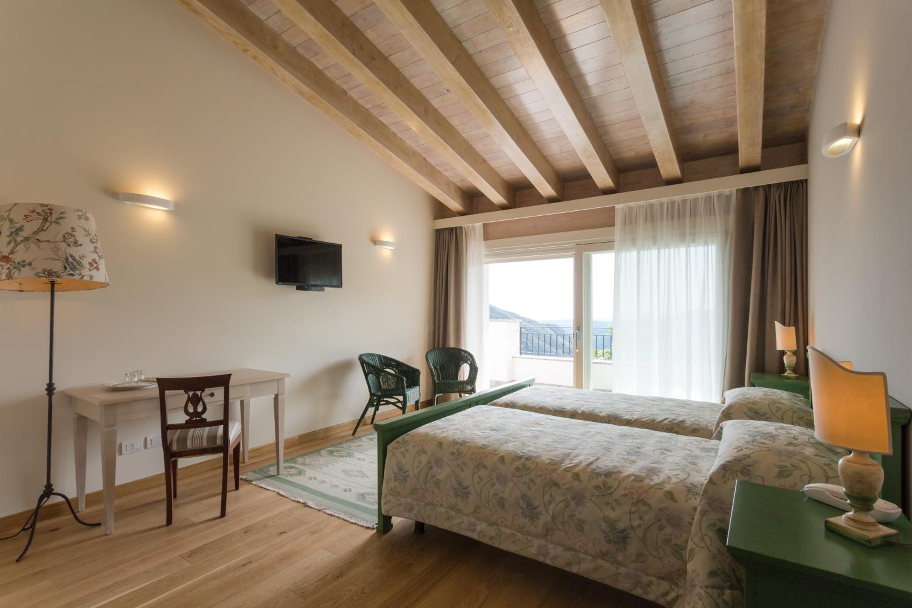 Twin Room with Balcony - Photo 3