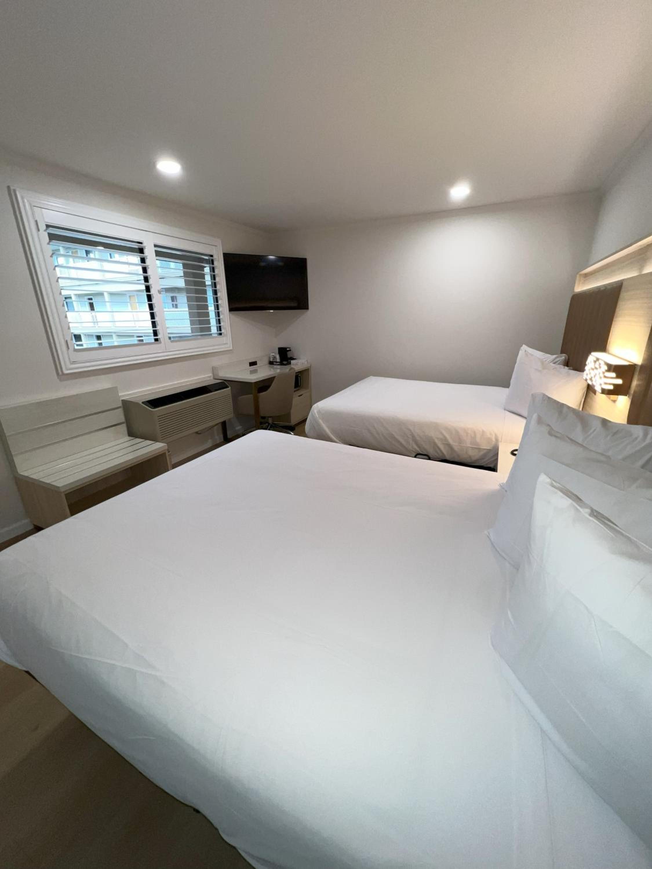 Queen Room with Two Queen Beds - Non-Smoking - Photo 3