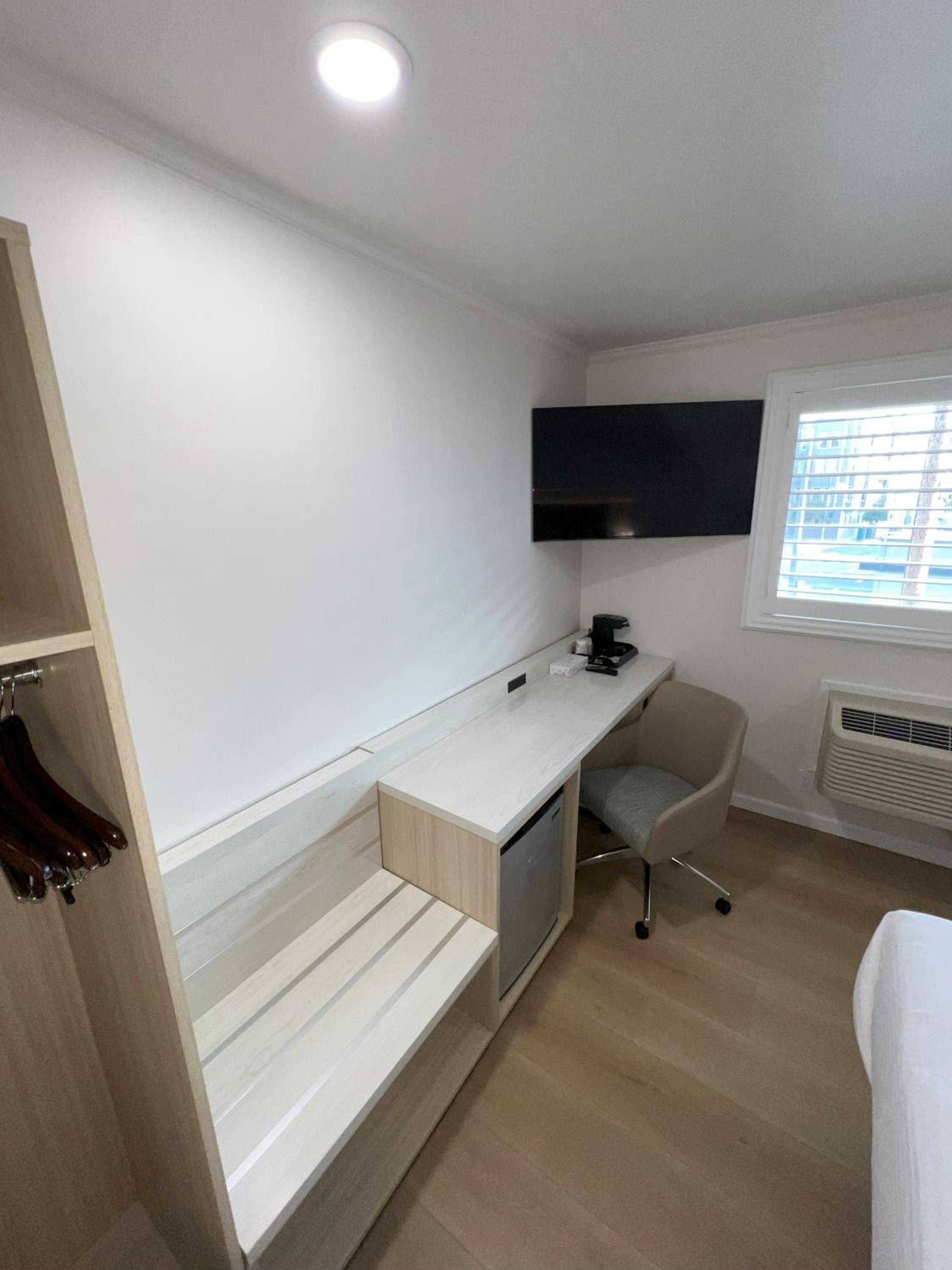Deluxe King Room - Non-Smoking - Photo 6