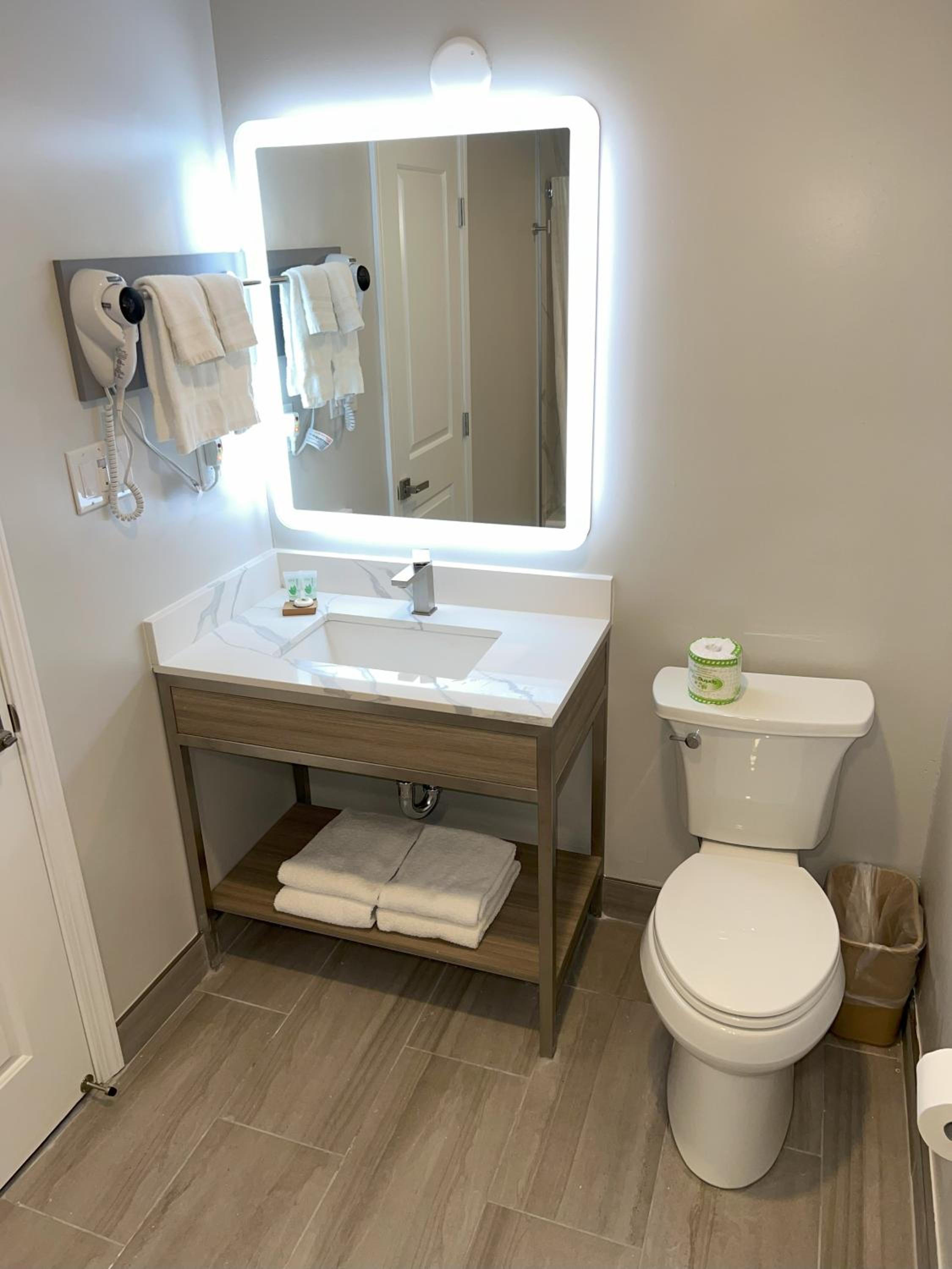 Deluxe King Room - Non-Smoking - Photo 4