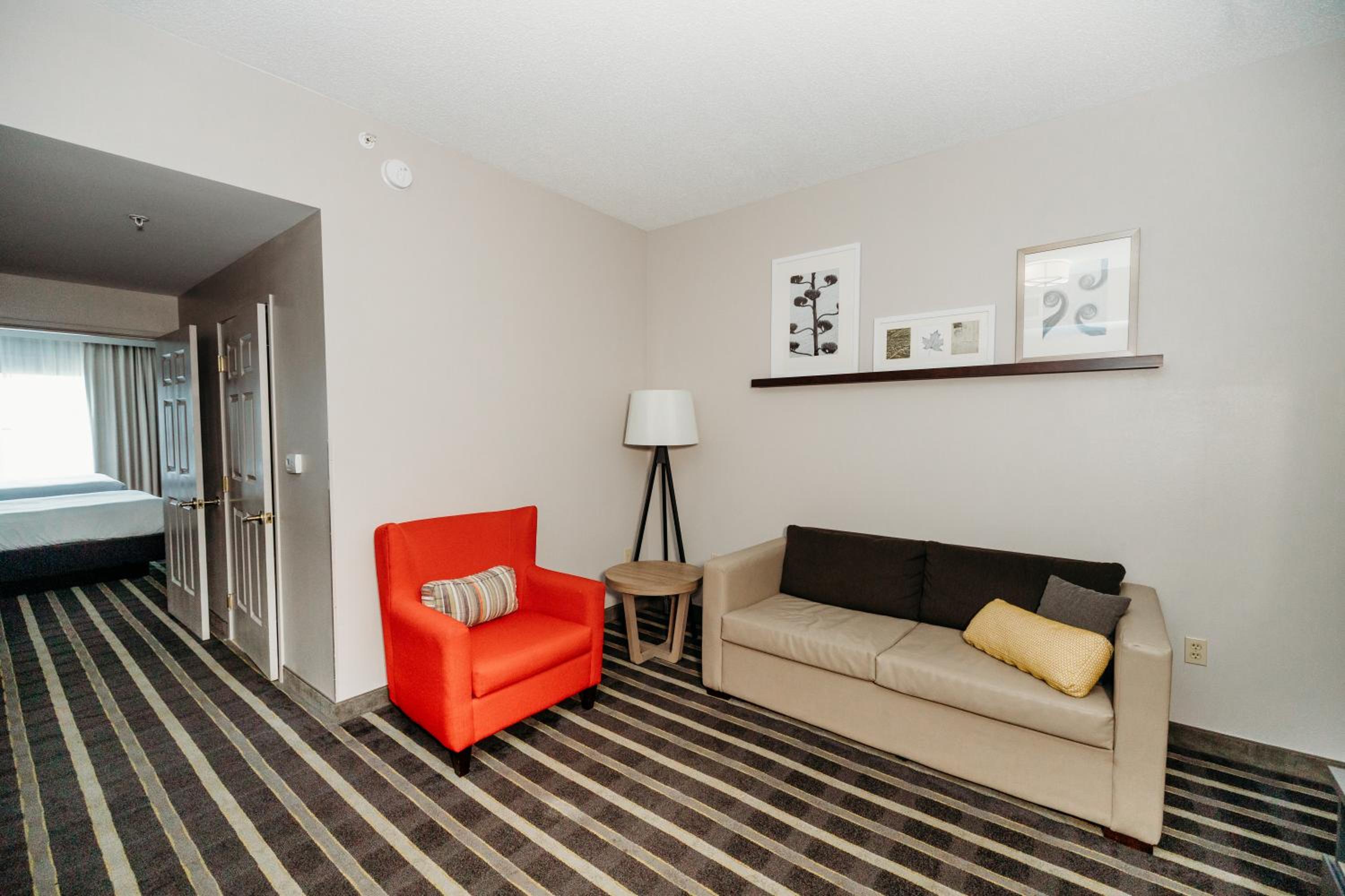One-Bedroom King Suite with Sofa Bed - Non-Smoking photo 2
