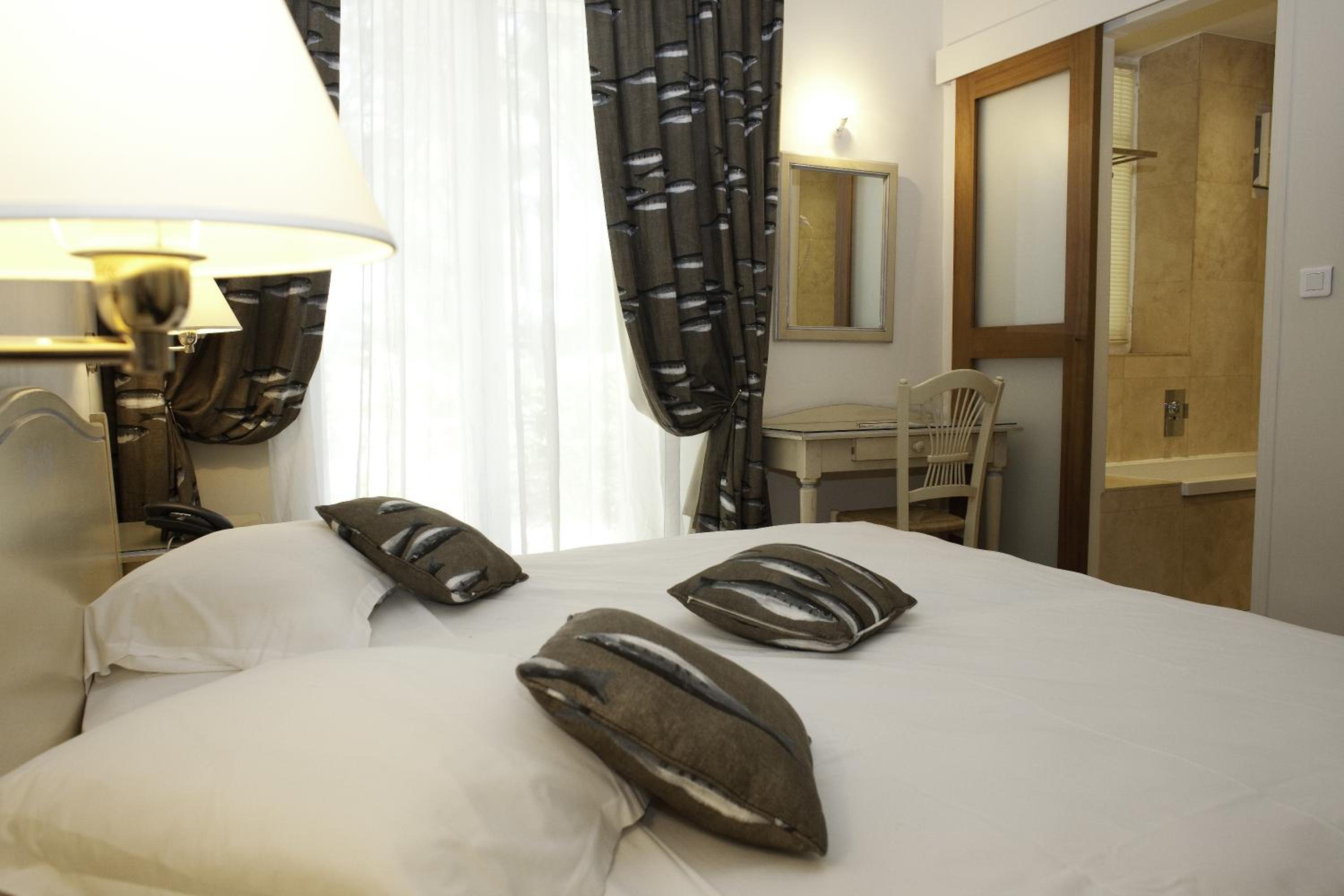 Deluxe Queen Room with Balcony and Sea View - Non-Smoking - Photo 1