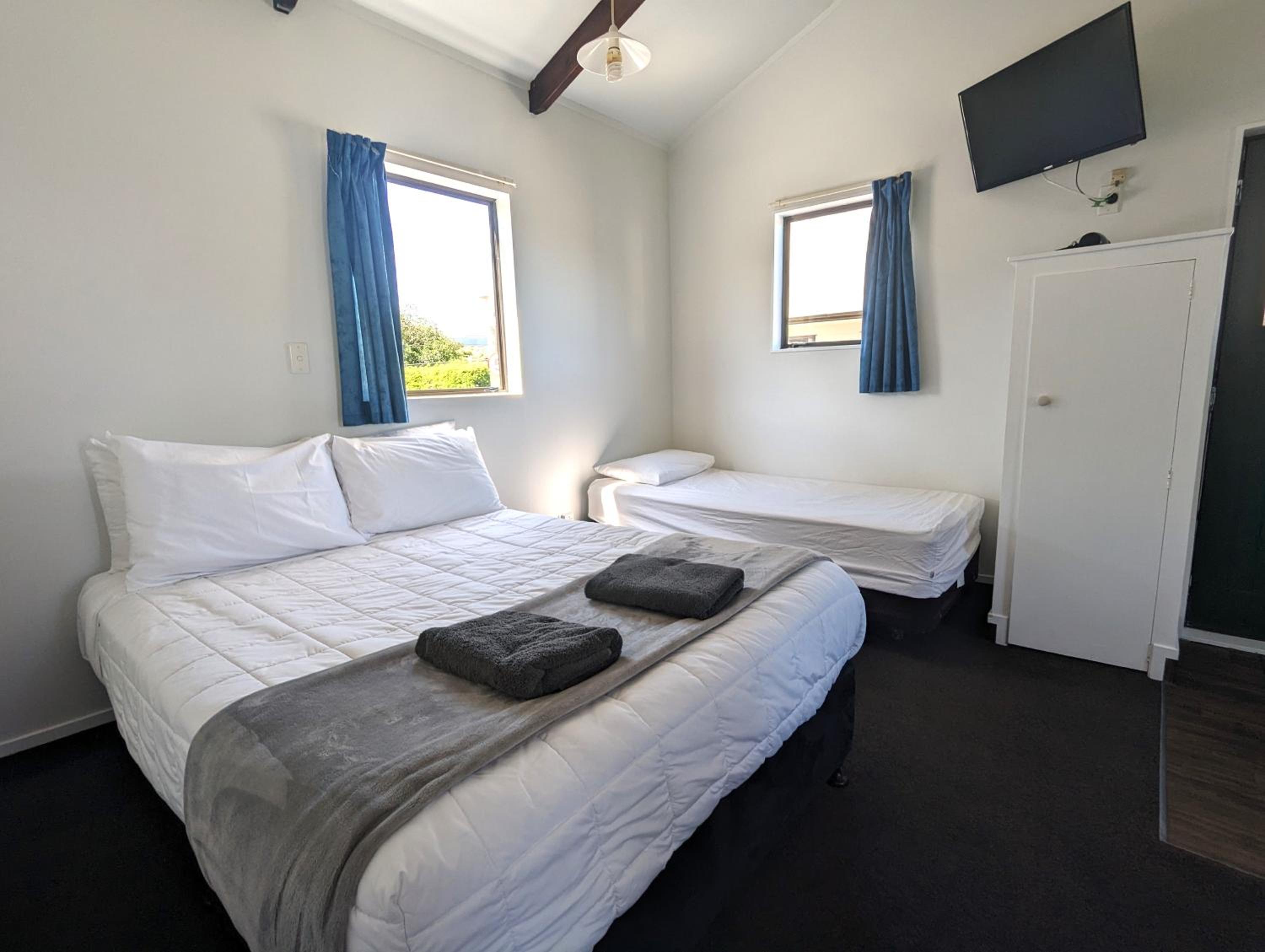 Large 1 Bedroom Ensuite Motel Style Unit photo 1
