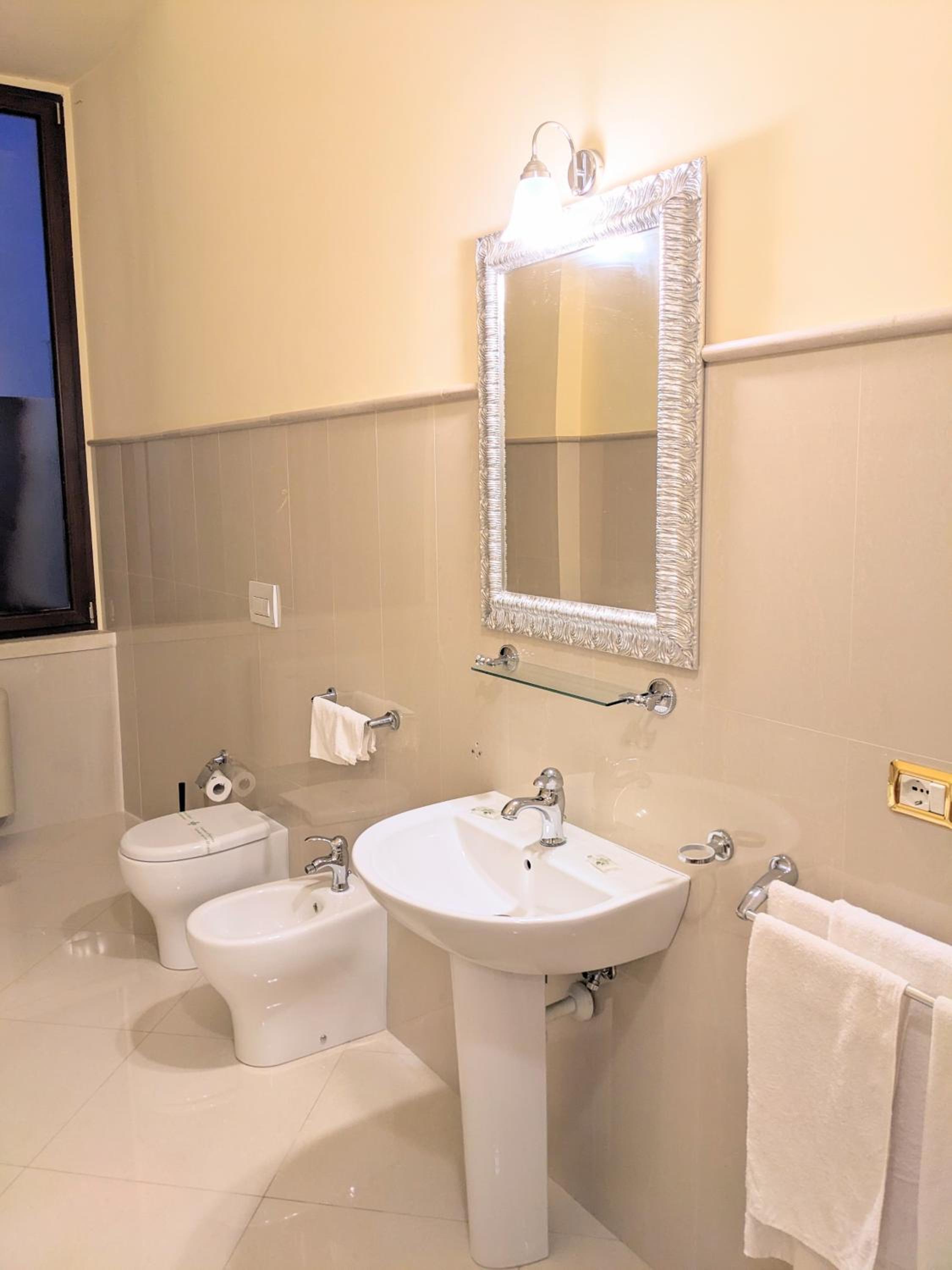 Deluxe Double Room - Photo 17