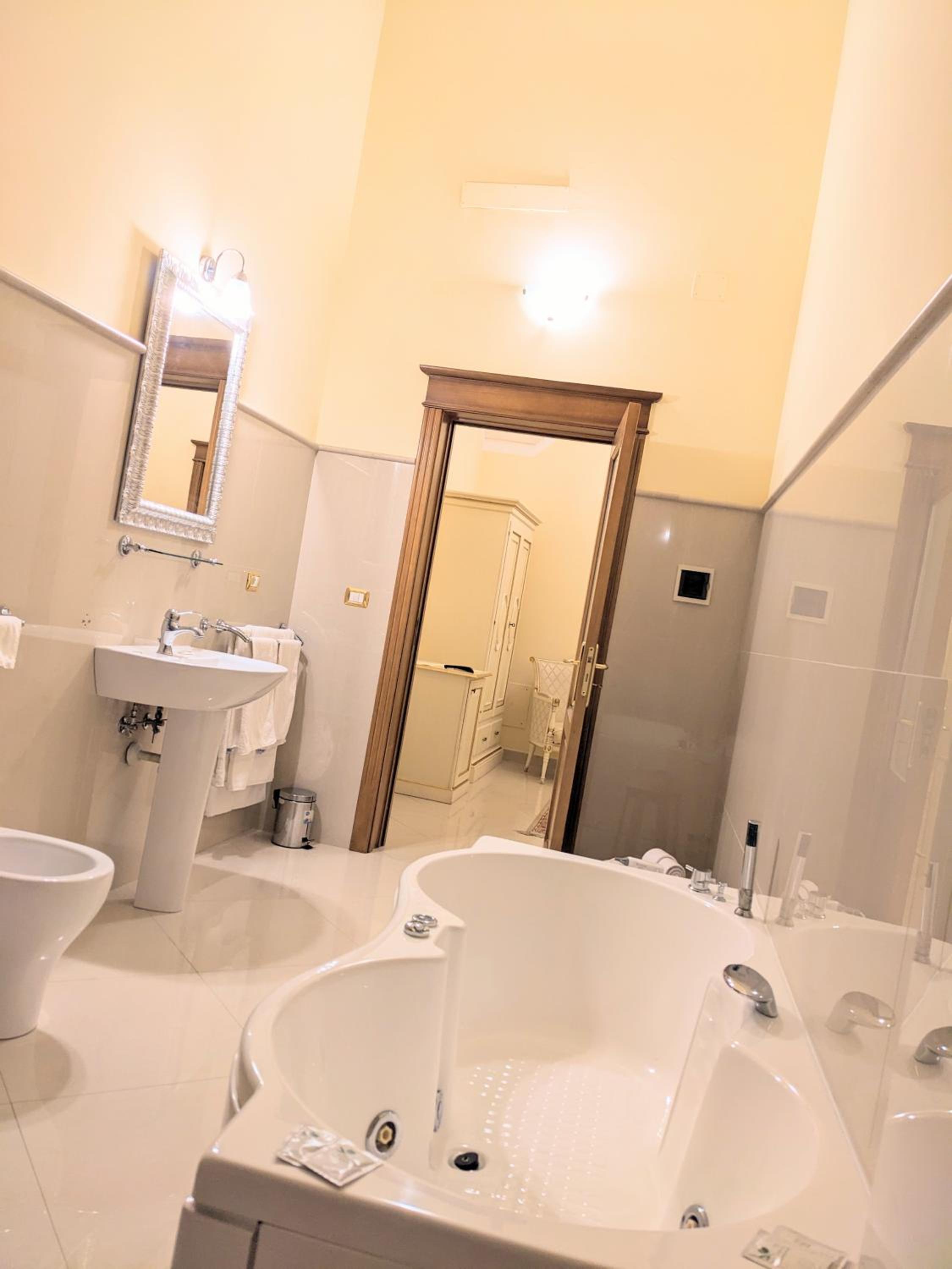 Deluxe Double Room - Photo 18
