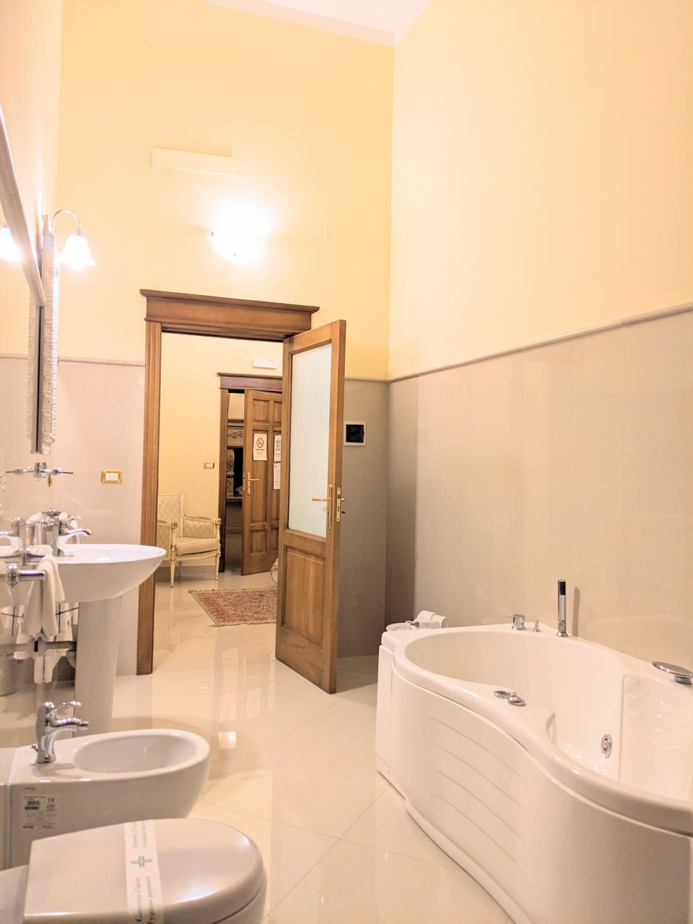 Deluxe Double Room - Photo 19