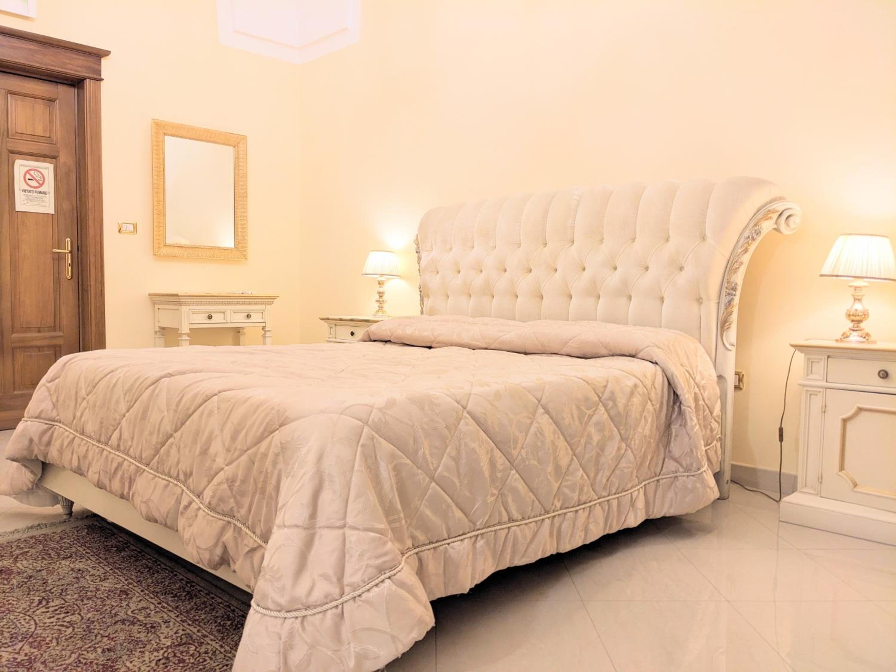 Deluxe Double Room - Photo 21