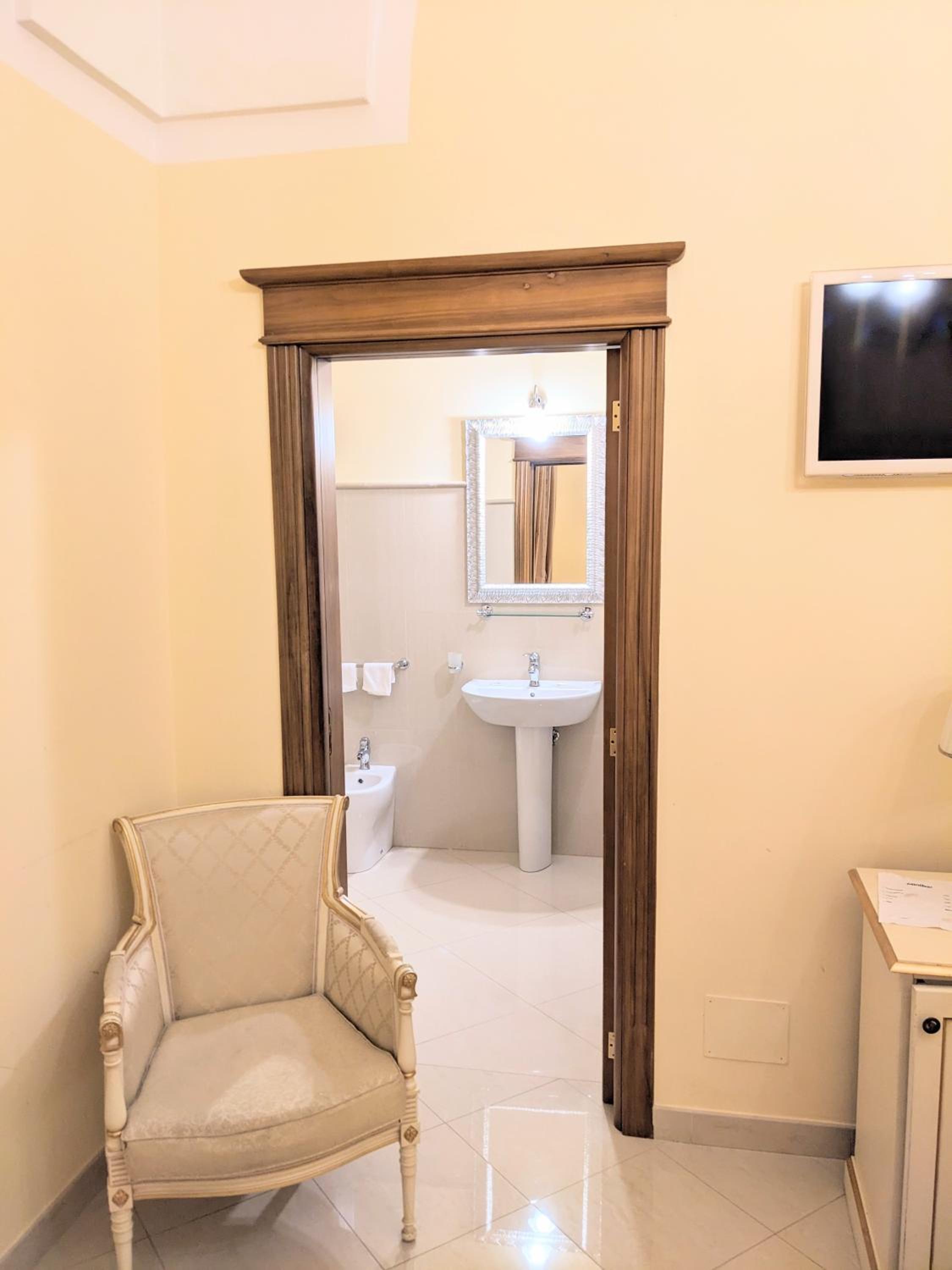 Deluxe Double Room - Photo 22