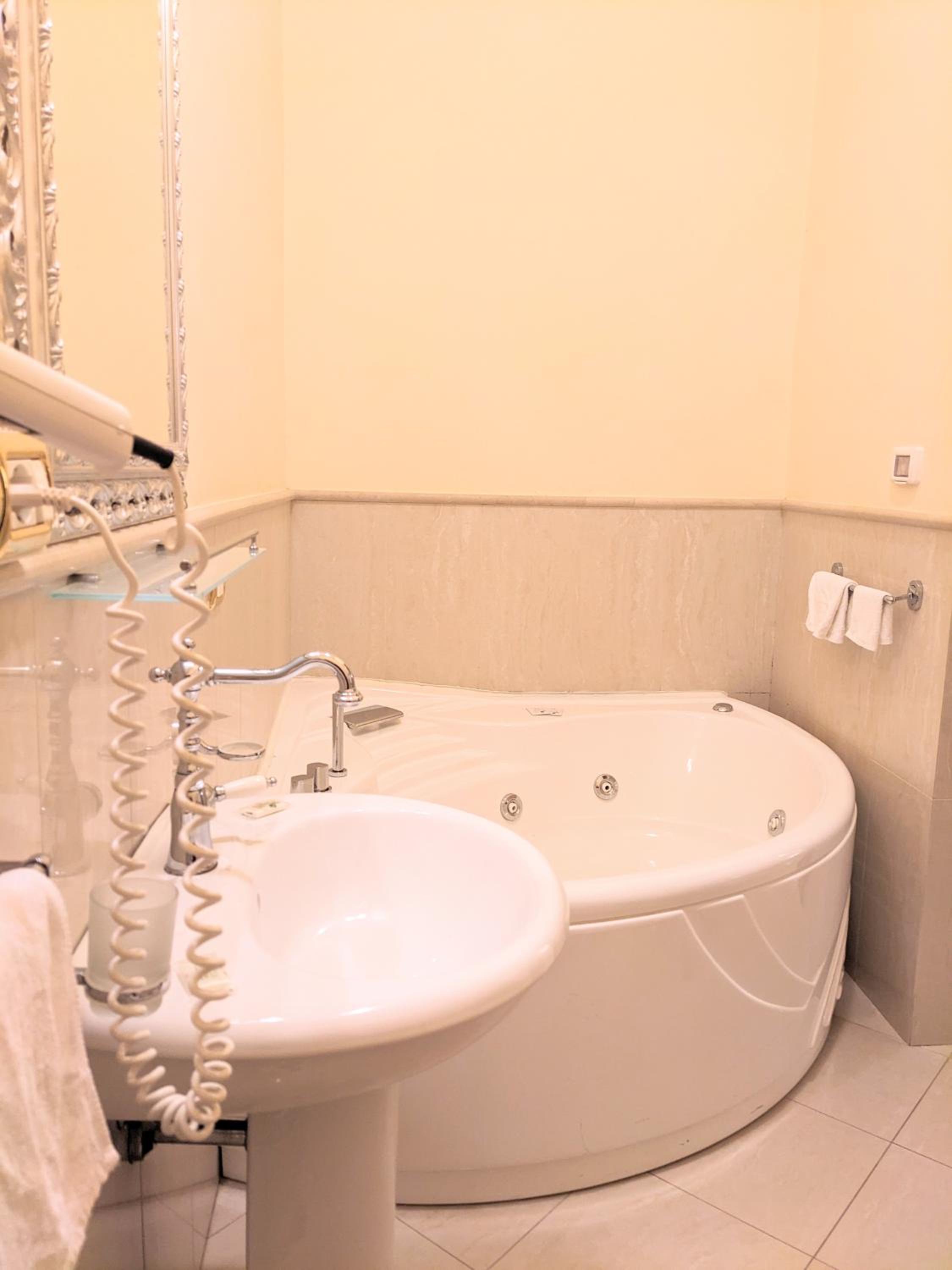 Superior Suite with Spa Bath - Photo 13