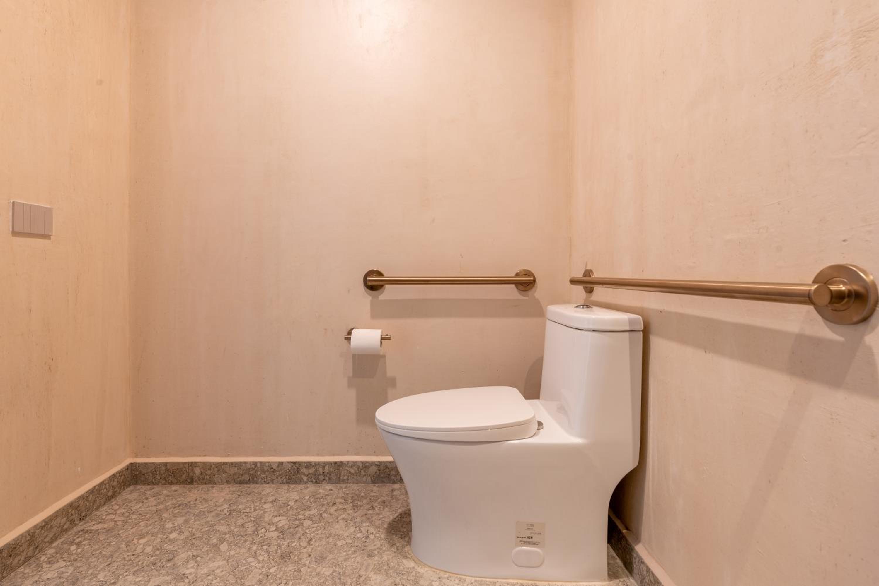 Queen Room with Mobility/Hearing Accessible 3X3 Shower - Photo 7