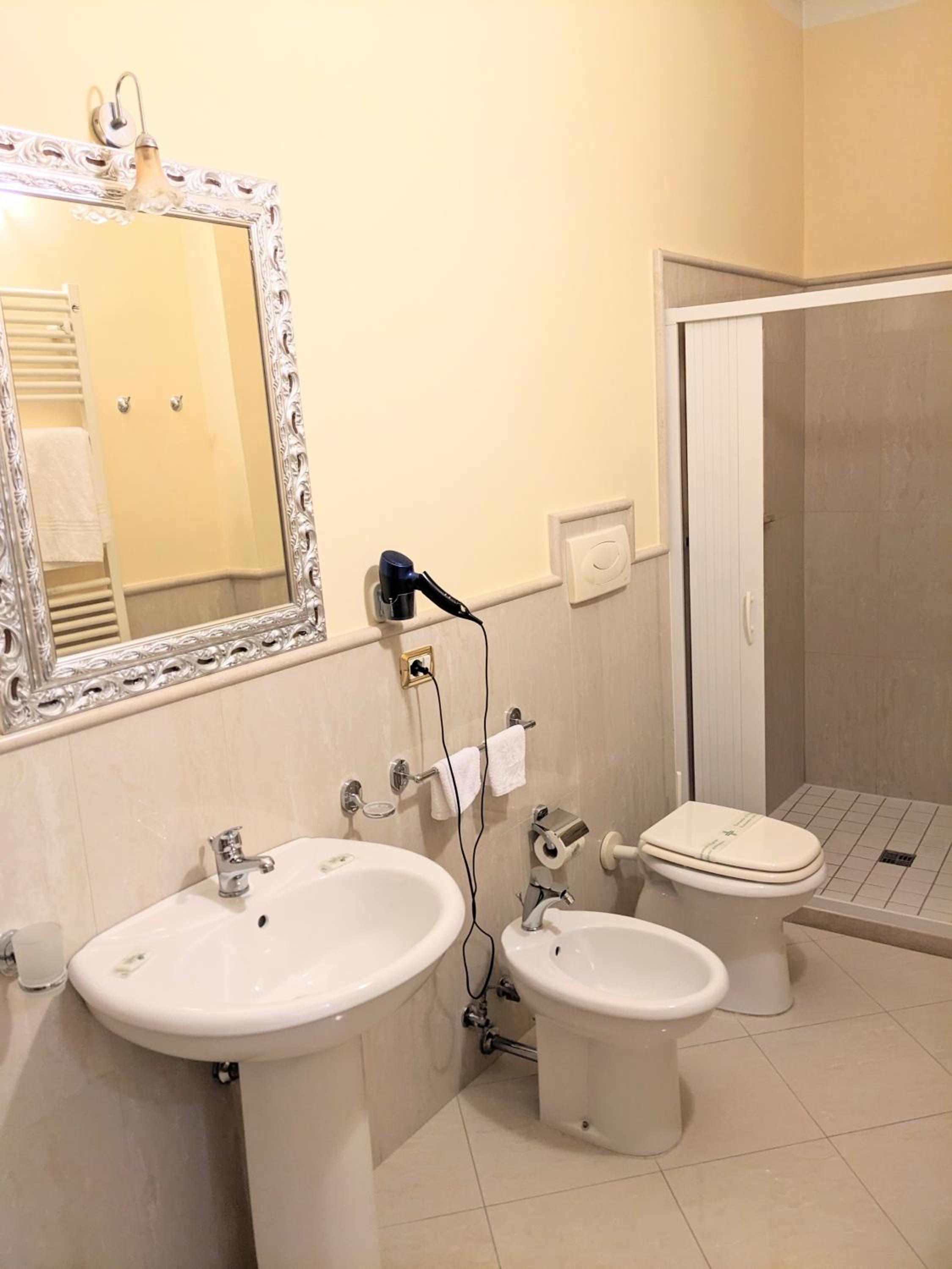 Deluxe Double Room - Photo 9