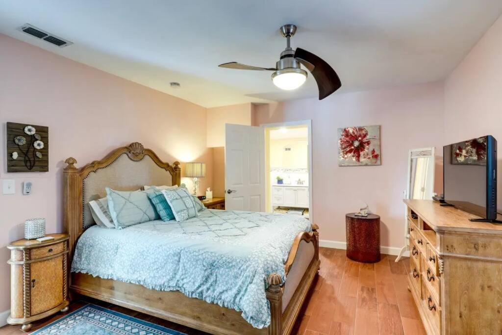 Three-Bedroom House photo 3