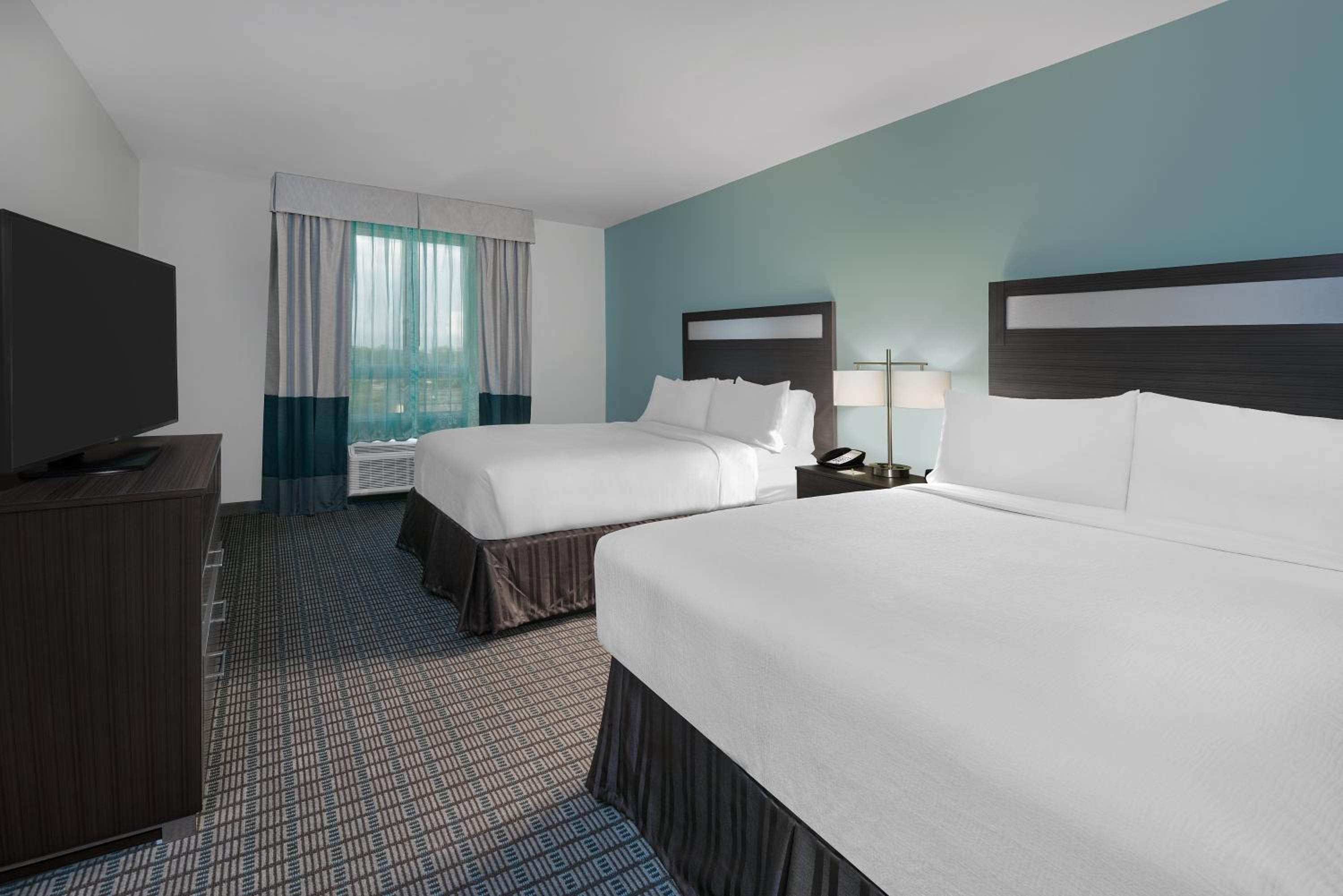 Suite with Bath Tub - Hearing Accessible/Non-Smoking