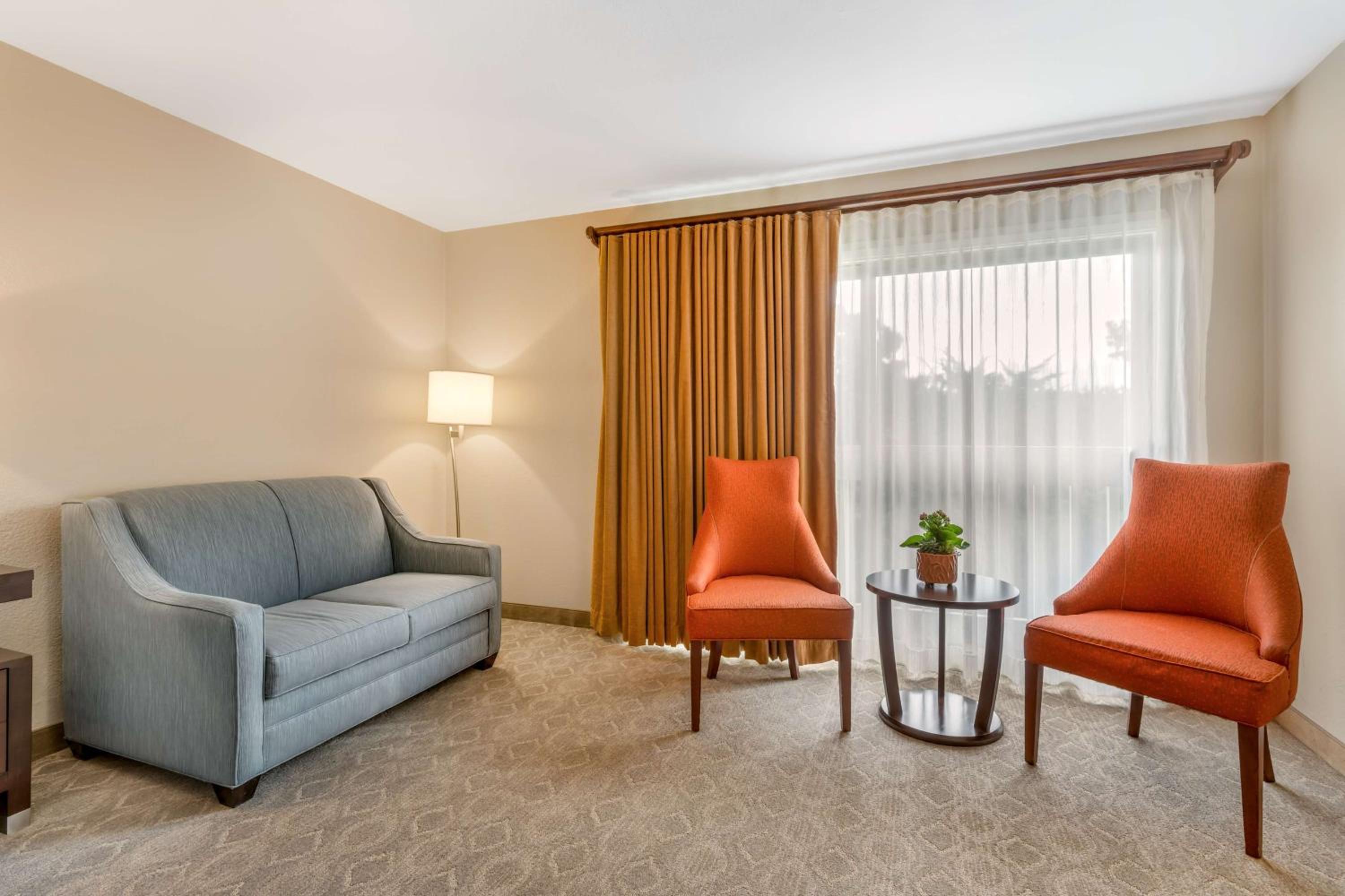 King Room with Two King Beds and Sofa Bed photo 3