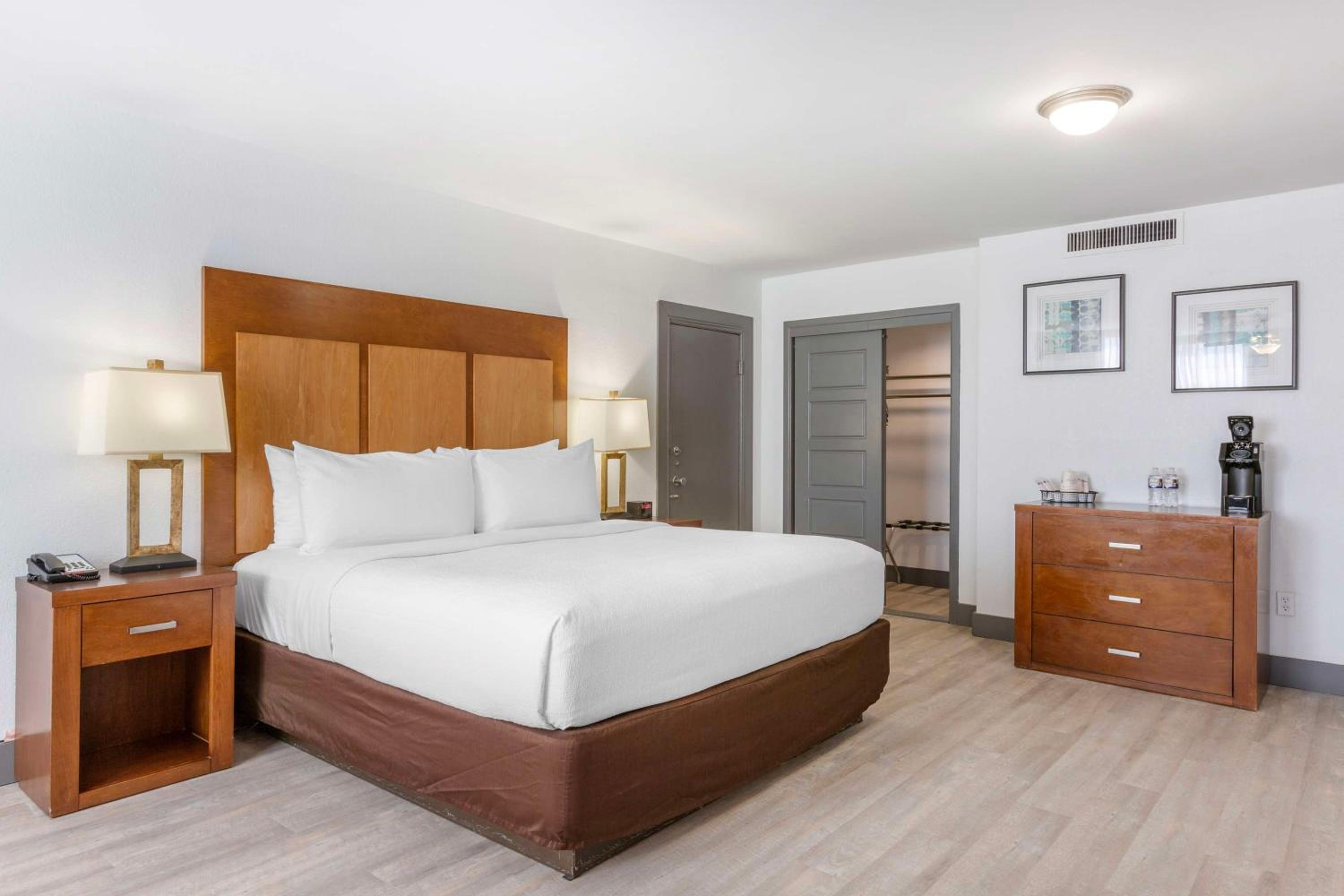 King Room with Balcony - Non-Smoking - Photo 1
