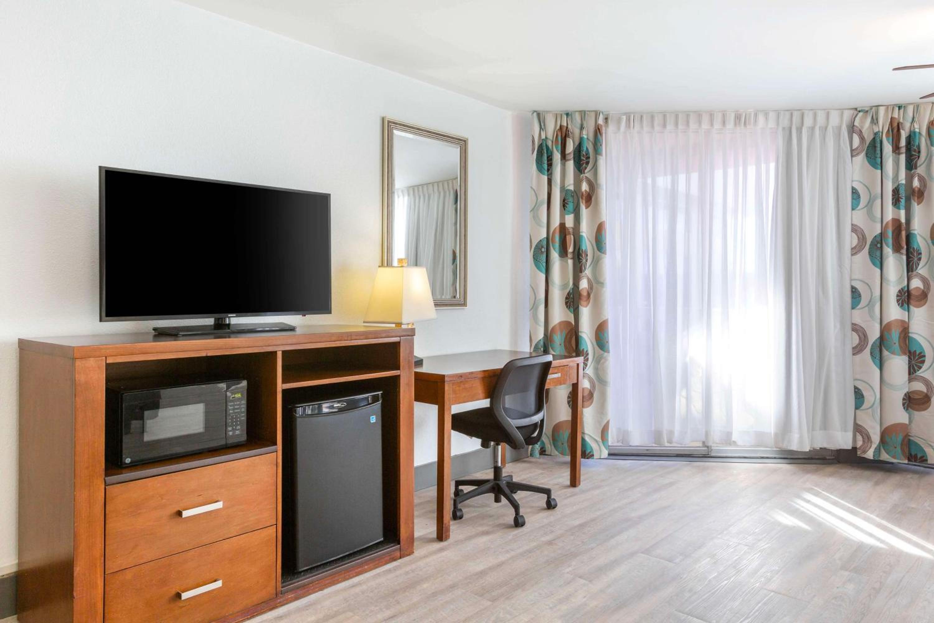 King Room with Balcony - Non-Smoking - Photo 2
