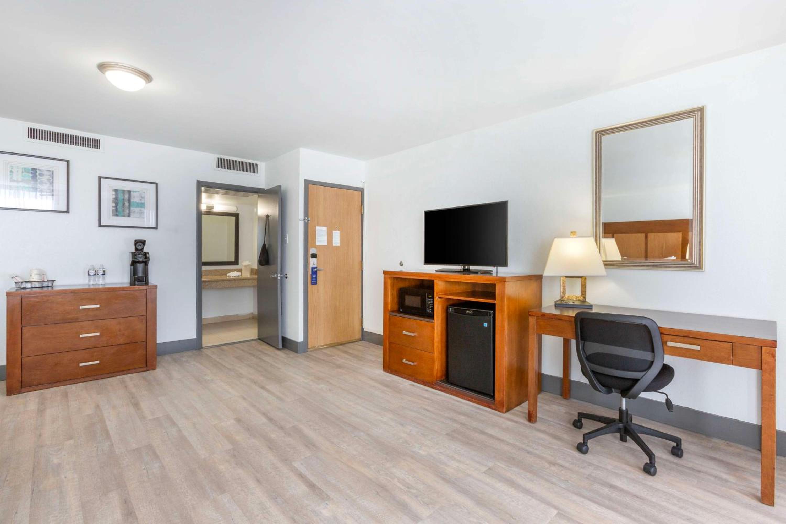 King Room with Balcony - Non-Smoking - Photo 4