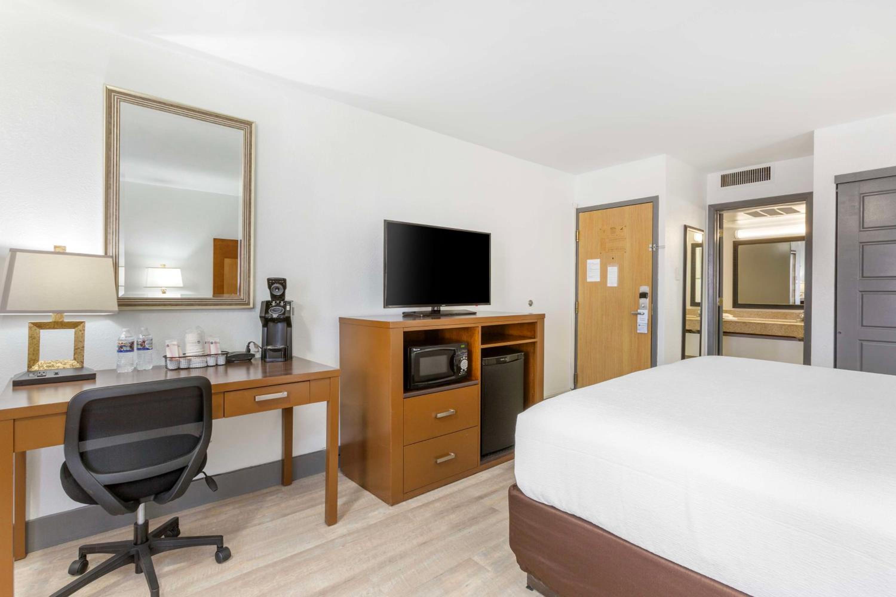 King Room - Second Floor/Non-Smoking - Photo 2