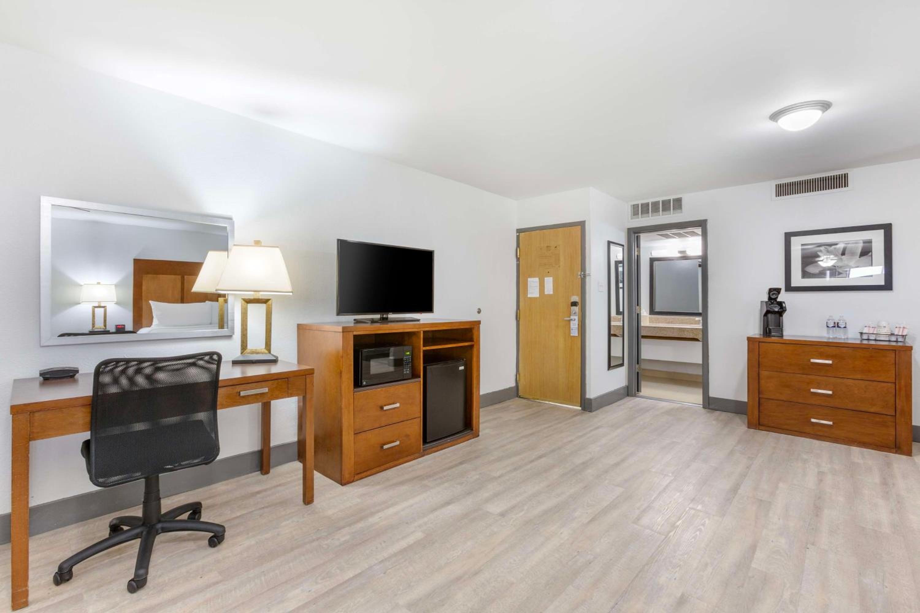 Large King Room with Sofa Bed and Balcony - Second Floor/Non-Smoking - Photo 3