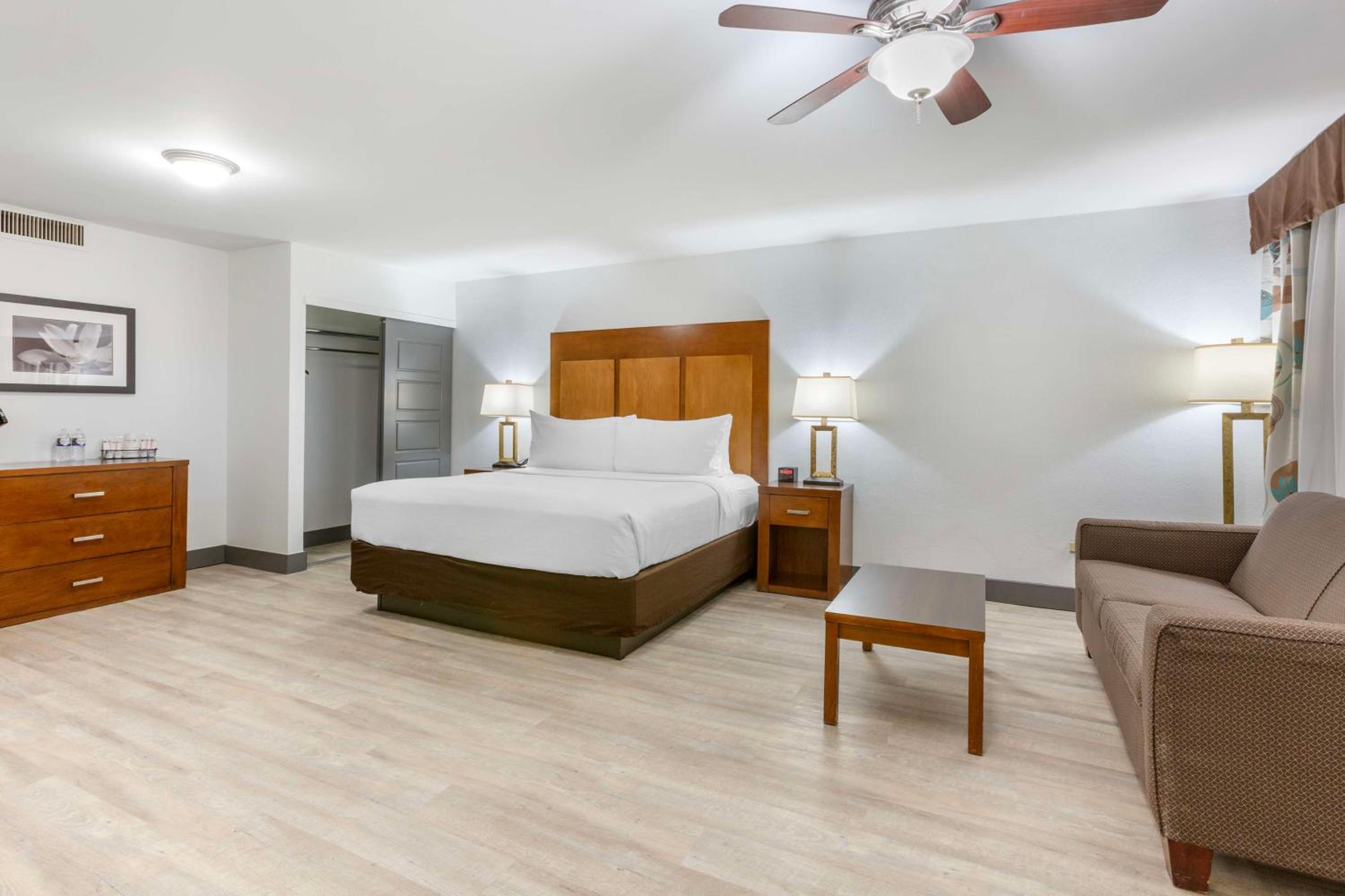 Large King Room with Sofa Bed and Balcony - Second Floor/Non-Smoking - Photo 1
