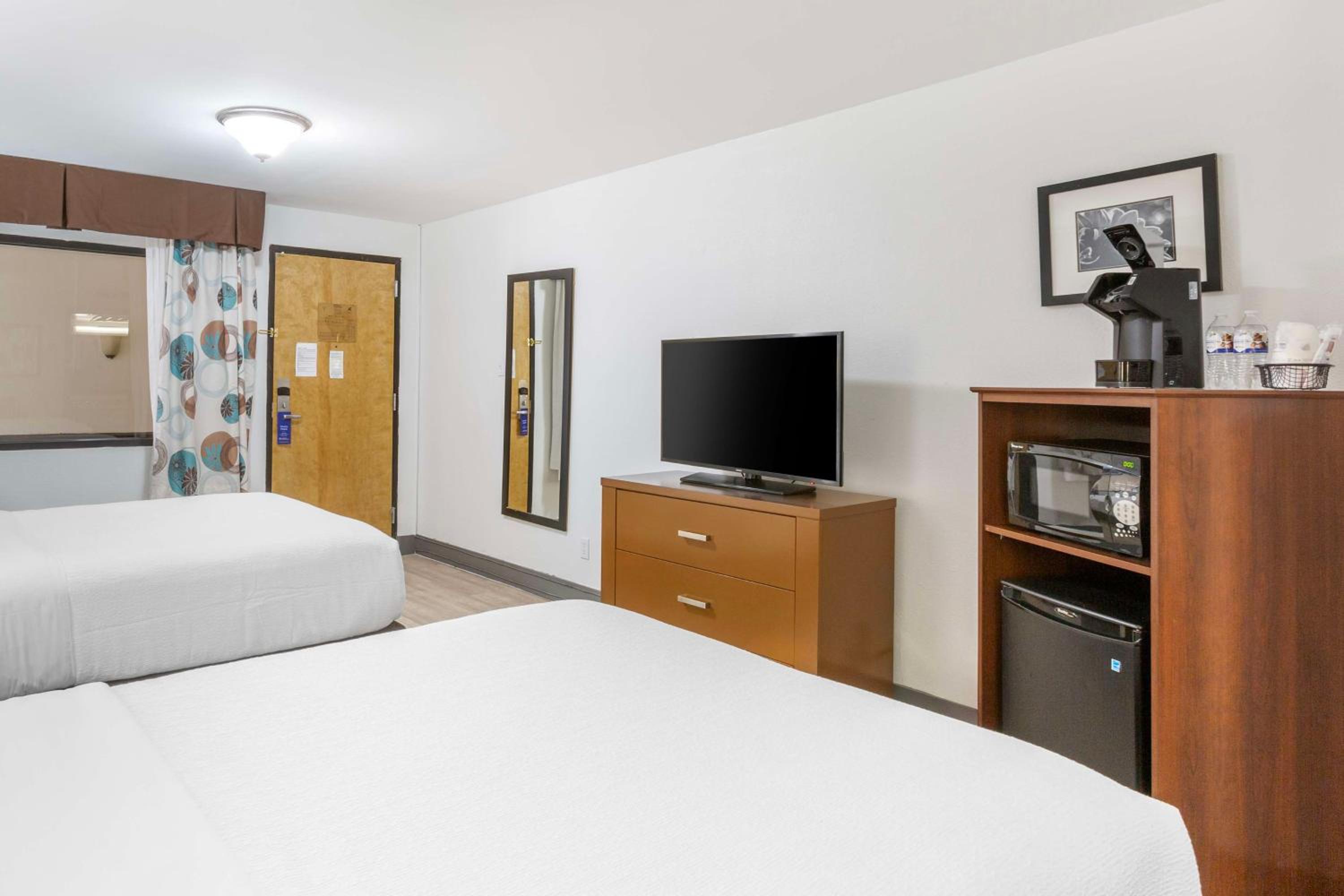 Double Room with Two Double Beds - Photo 2