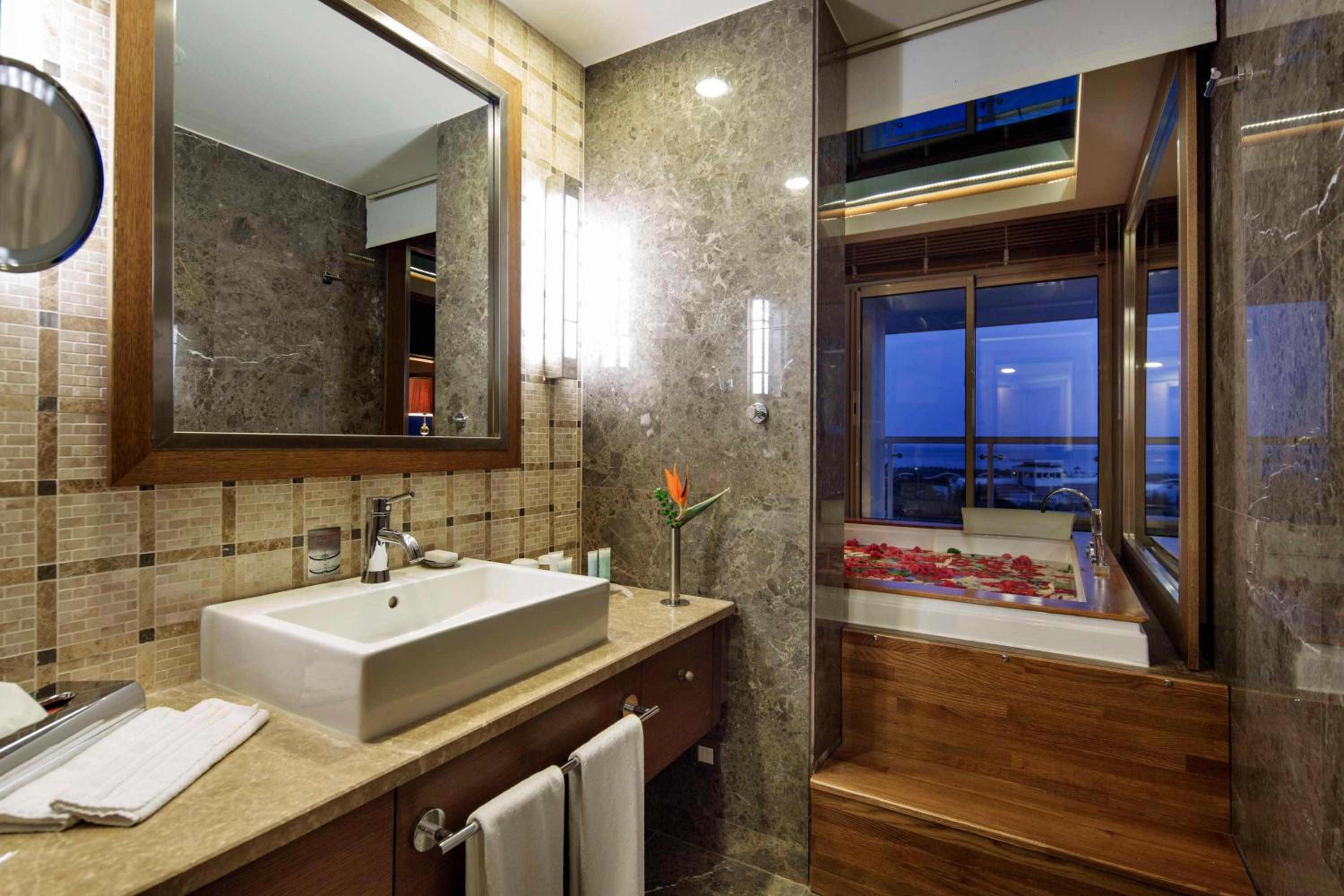 KING CORNER SUITE SWIM-UP WITH SEA VIEW thumbnail 5