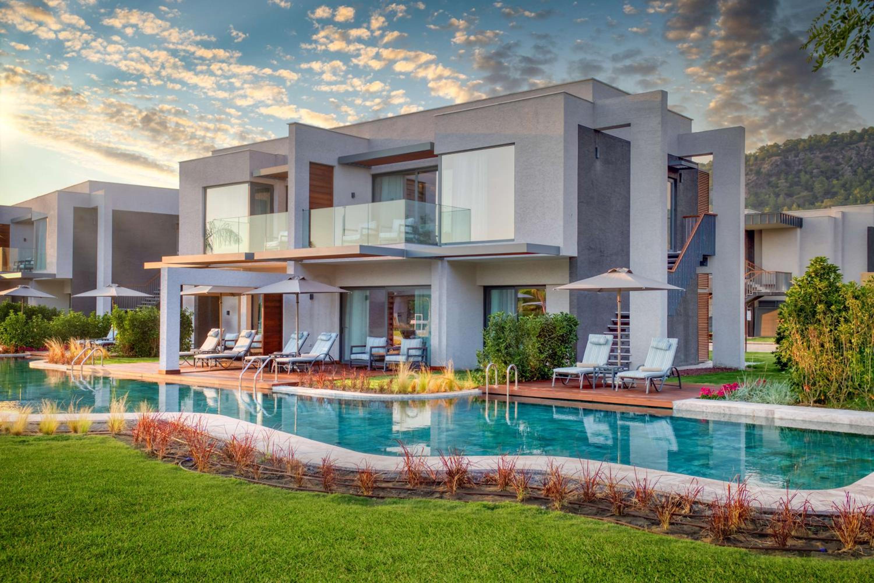 Lake Family House with Pool View