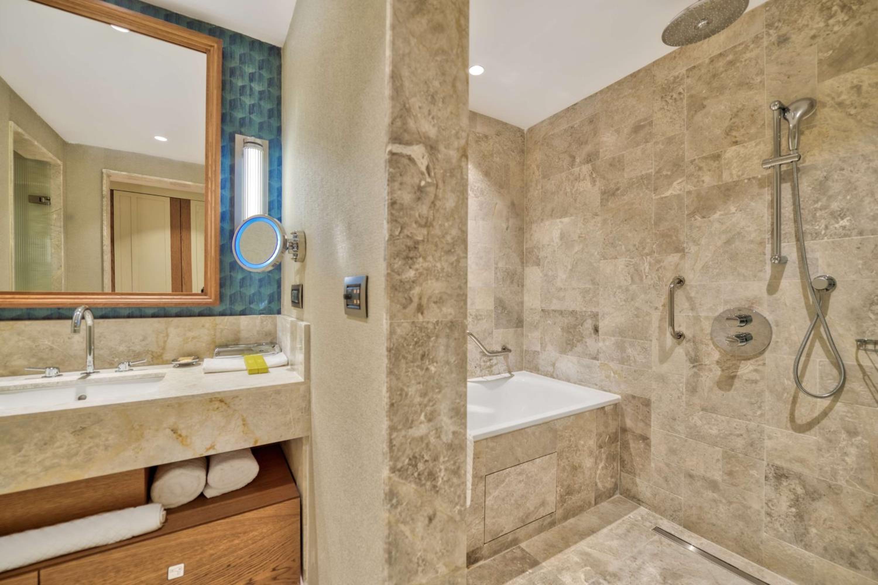 KING LAKE HOUSE ROOM SWIM-UP VIA STAIRS thumbnail 5