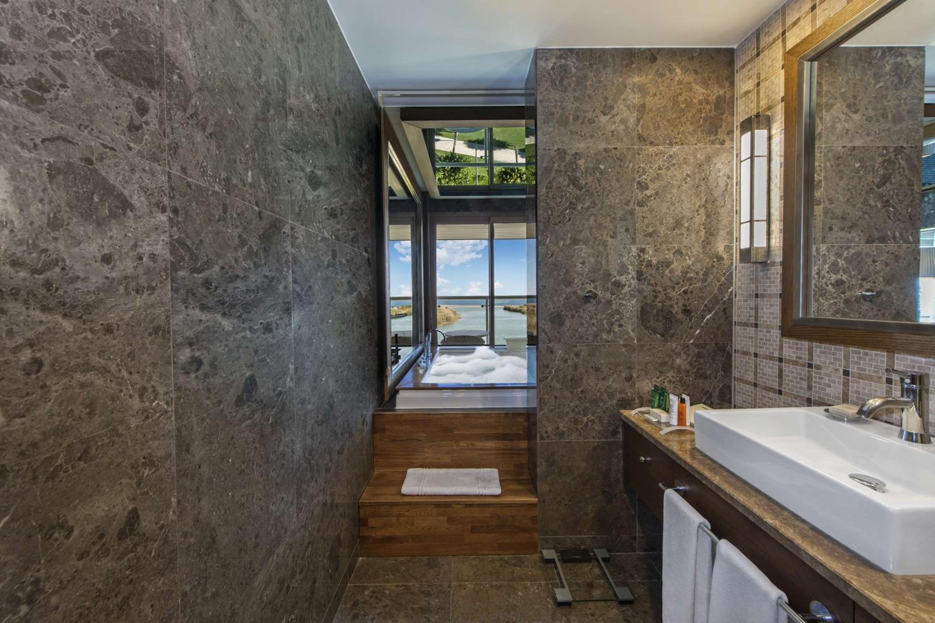 KING CORNER SUITE SWIM-UP WITH SEA VIEW